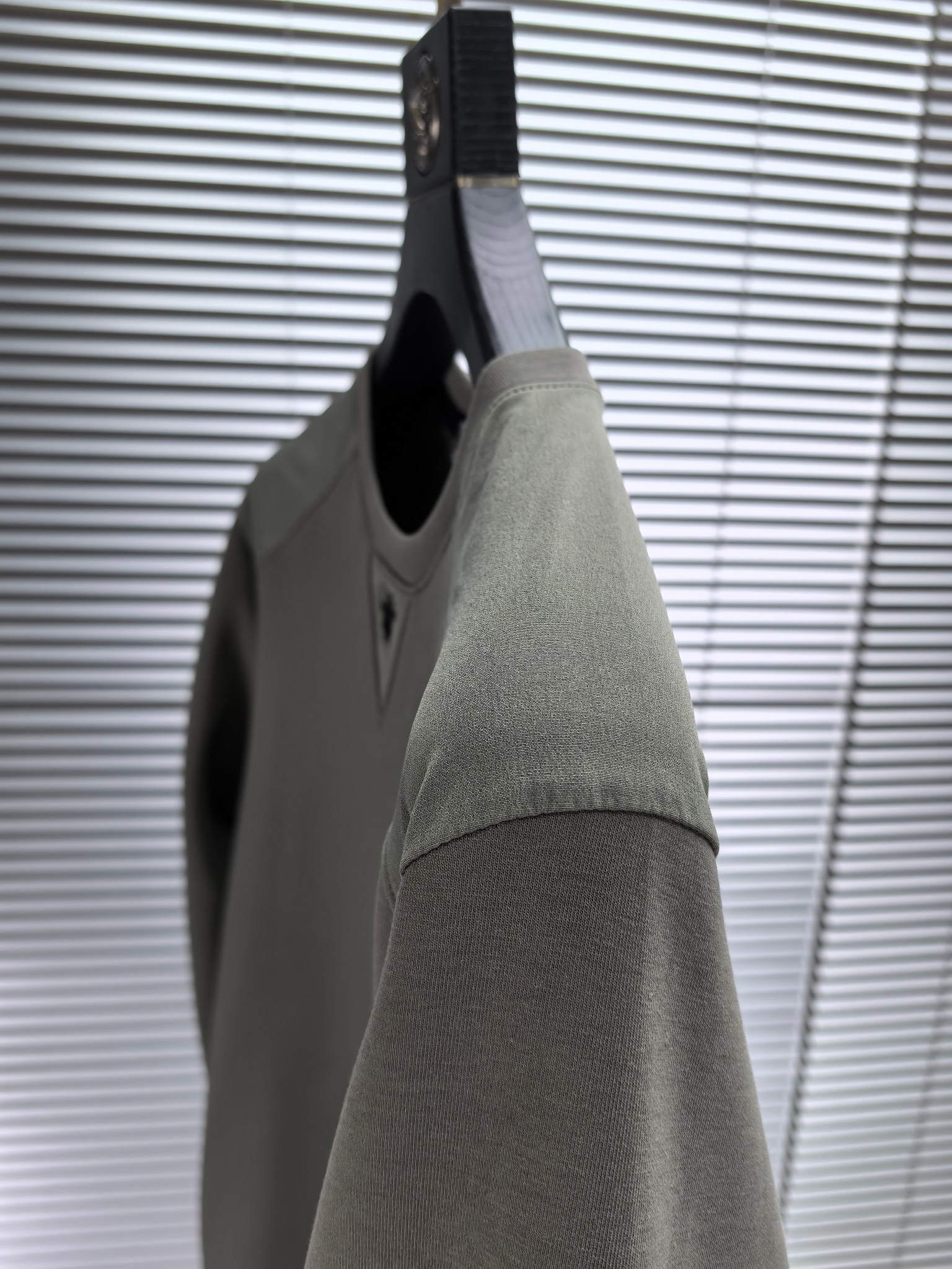 CD迪奥。2025早秋最新款卫衣，帅气时尚，胸前精致刺绣图案logo，简约百搭款。面料棉+氨纶不变形。上