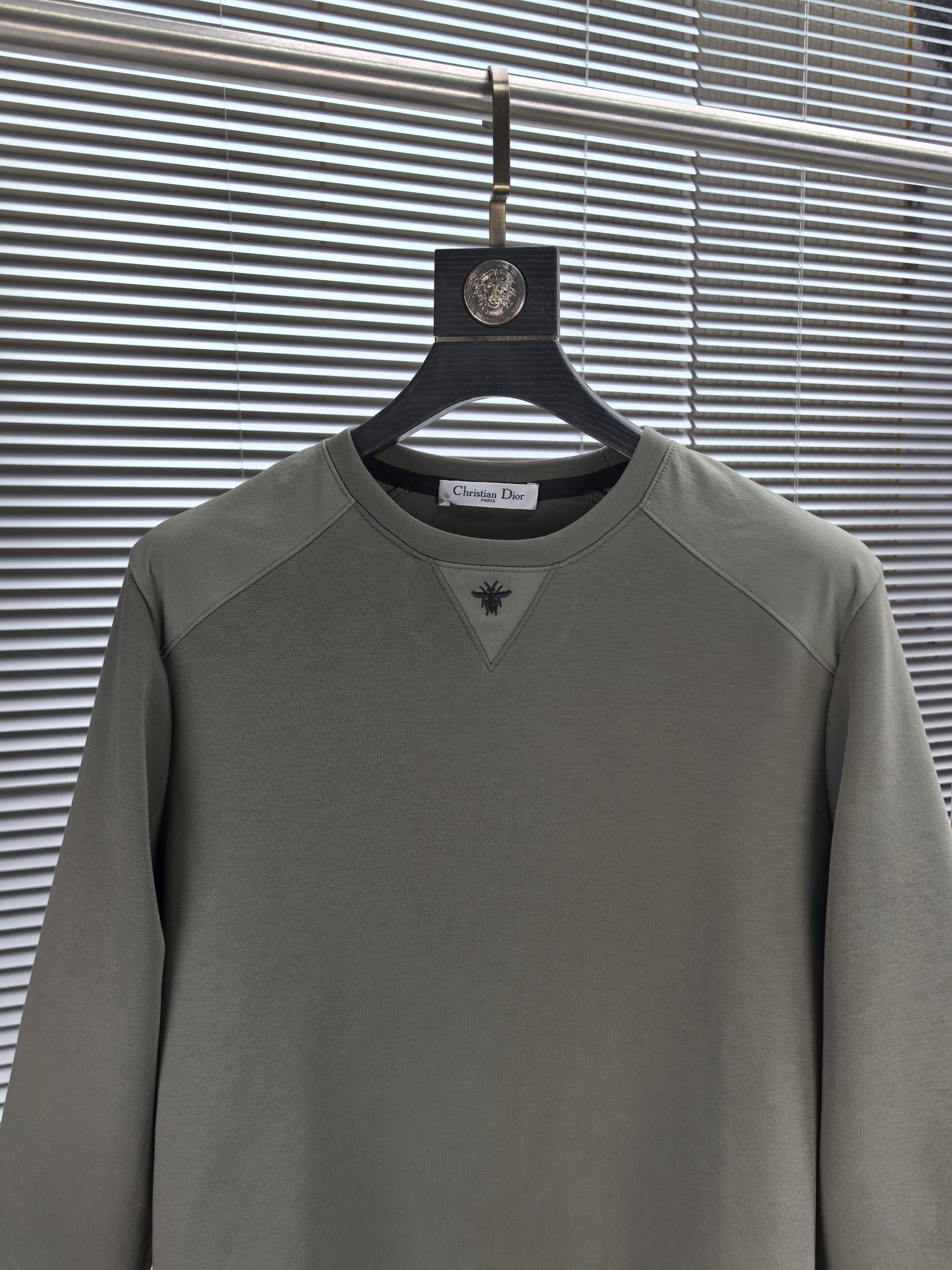 CD迪奥。2025早秋最新款卫衣，帅气时尚，胸前精致刺绣图案logo，简约百搭款。面料棉+氨纶不变形。上