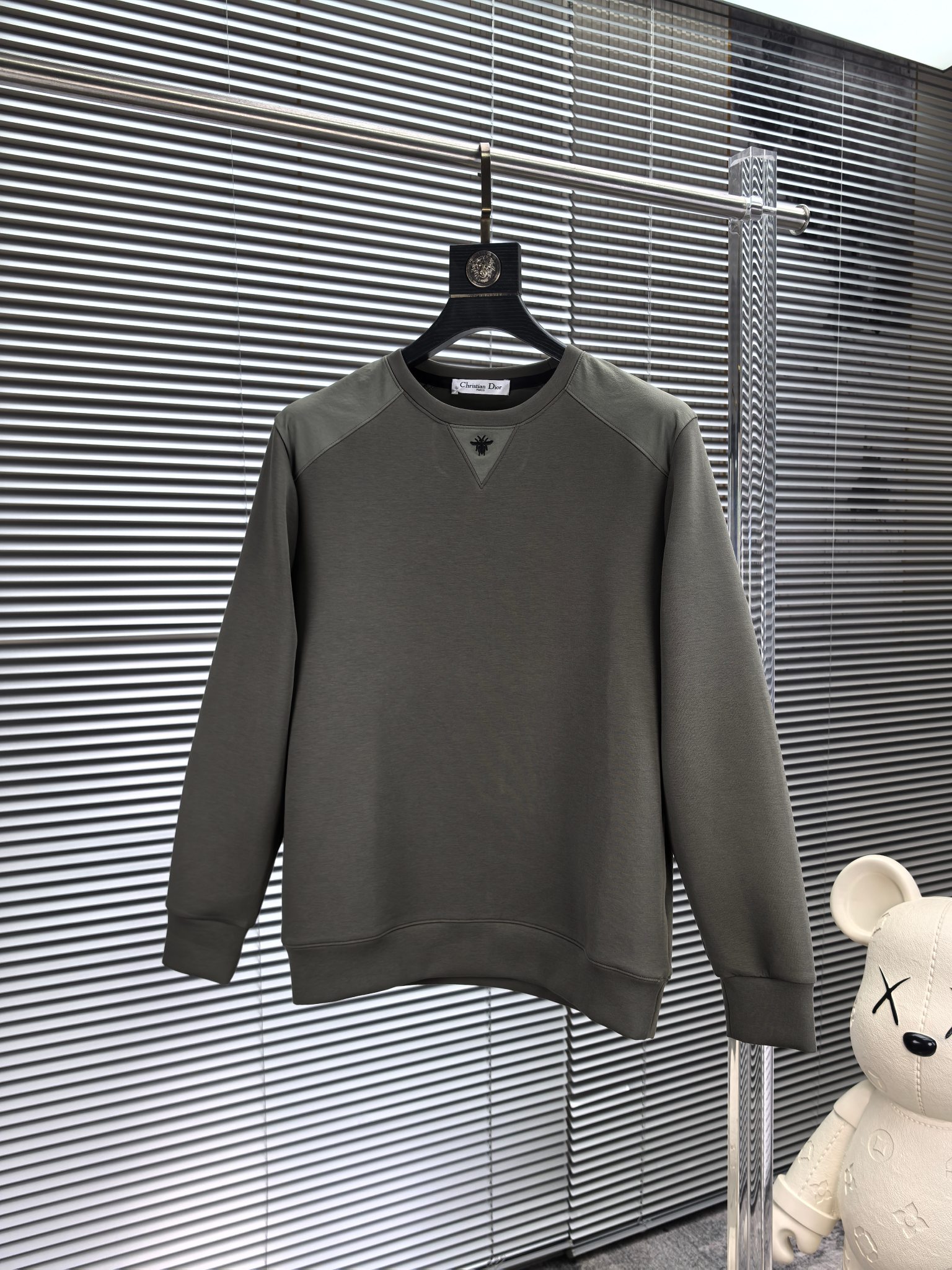 CD迪奥。2025早秋最新款卫衣，帅气时尚，胸前精致刺绣图案logo，简约百搭款。面料棉+氨纶不变形。上