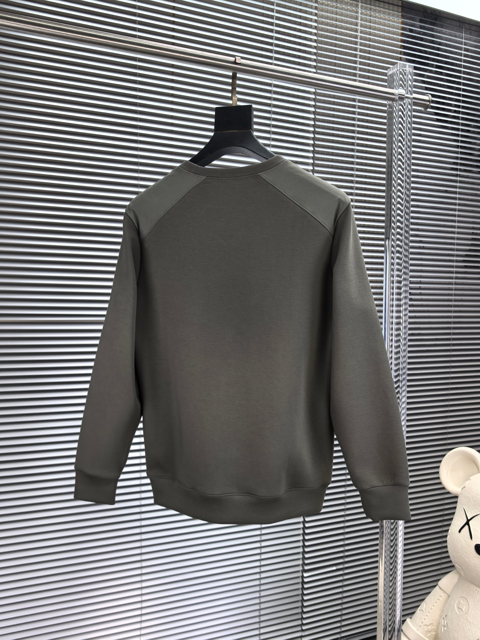 CD迪奥。2025早秋最新款卫衣，帅气时尚，胸前精致刺绣图案logo，简约百搭款。面料棉+氨纶不变形。上