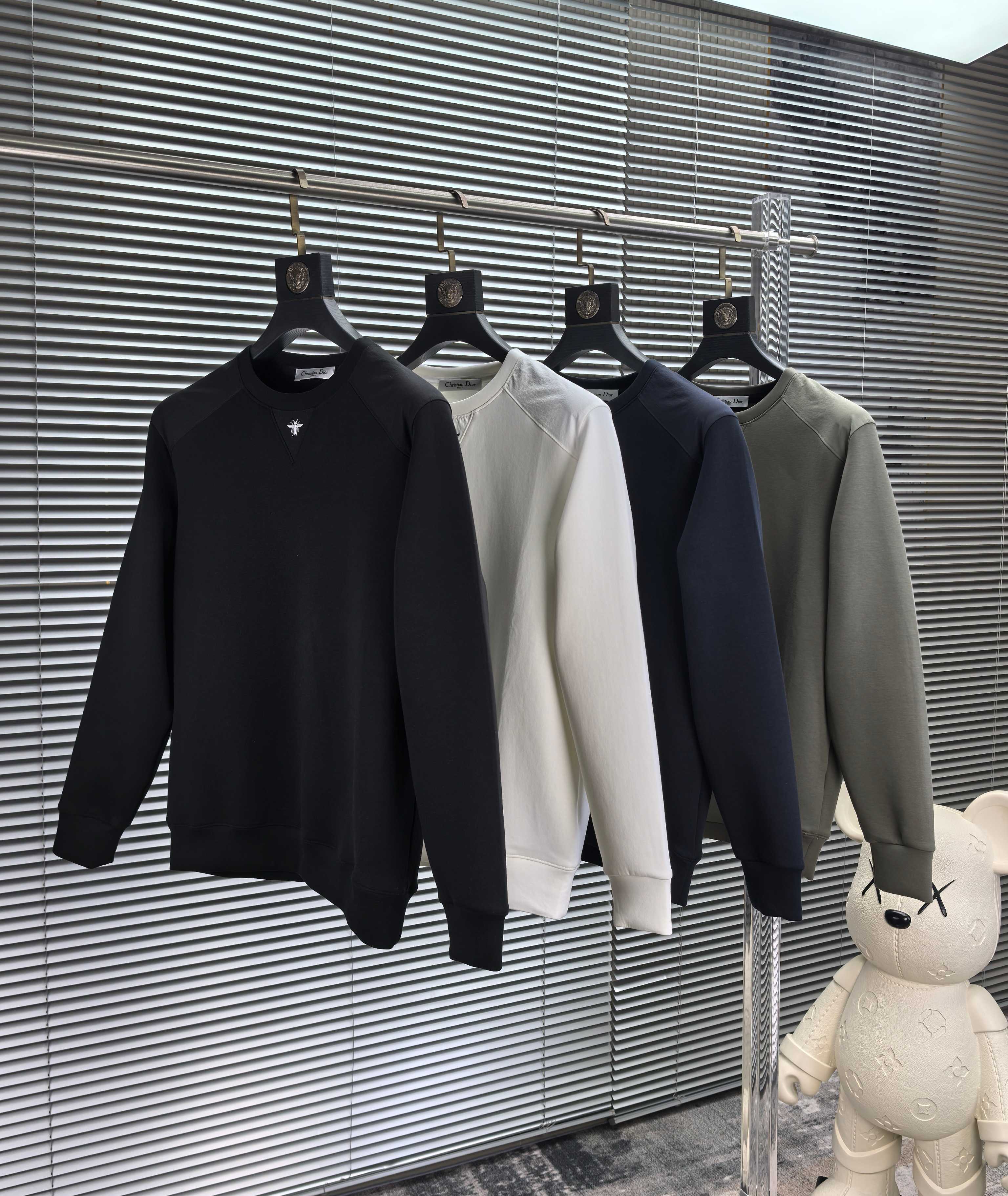 CD迪奥。2025早秋最新款卫衣，帅气时尚，胸前精致刺绣图案logo，简约百搭款。面料棉+氨纶不变形。上