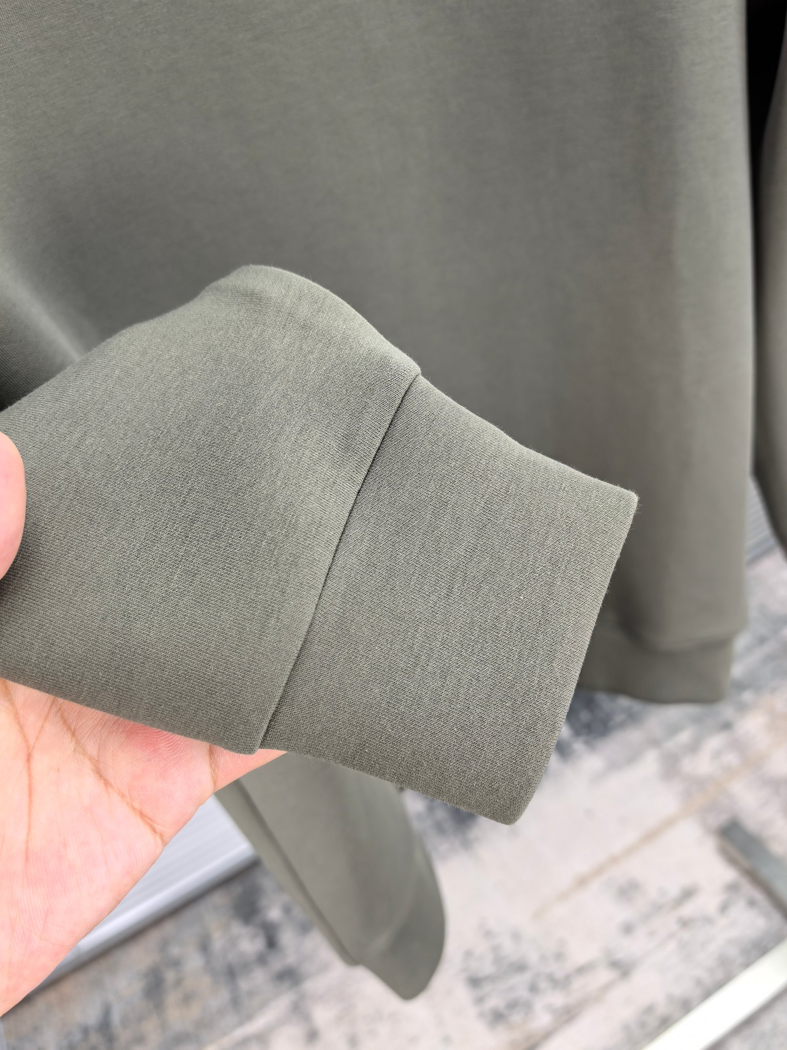 CD迪奥。2025早秋最新款卫衣，帅气时尚，胸前精致刺绣图案logo，简约百搭款。面料棉+氨纶不变形。上