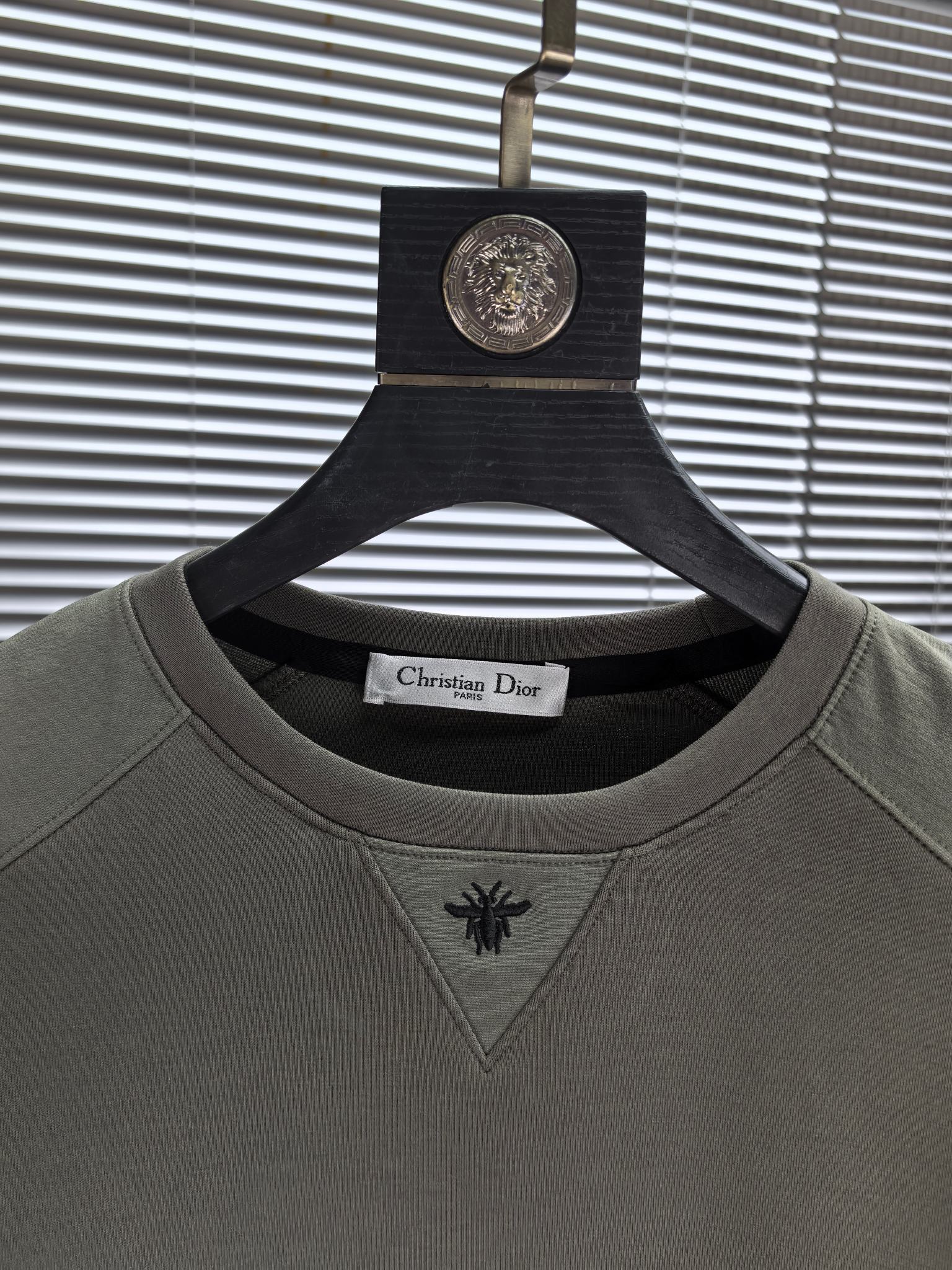 CD迪奥。2025早秋最新款卫衣，帅气时尚，胸前精致刺绣图案logo，简约百搭款。面料棉+氨纶不变形。上