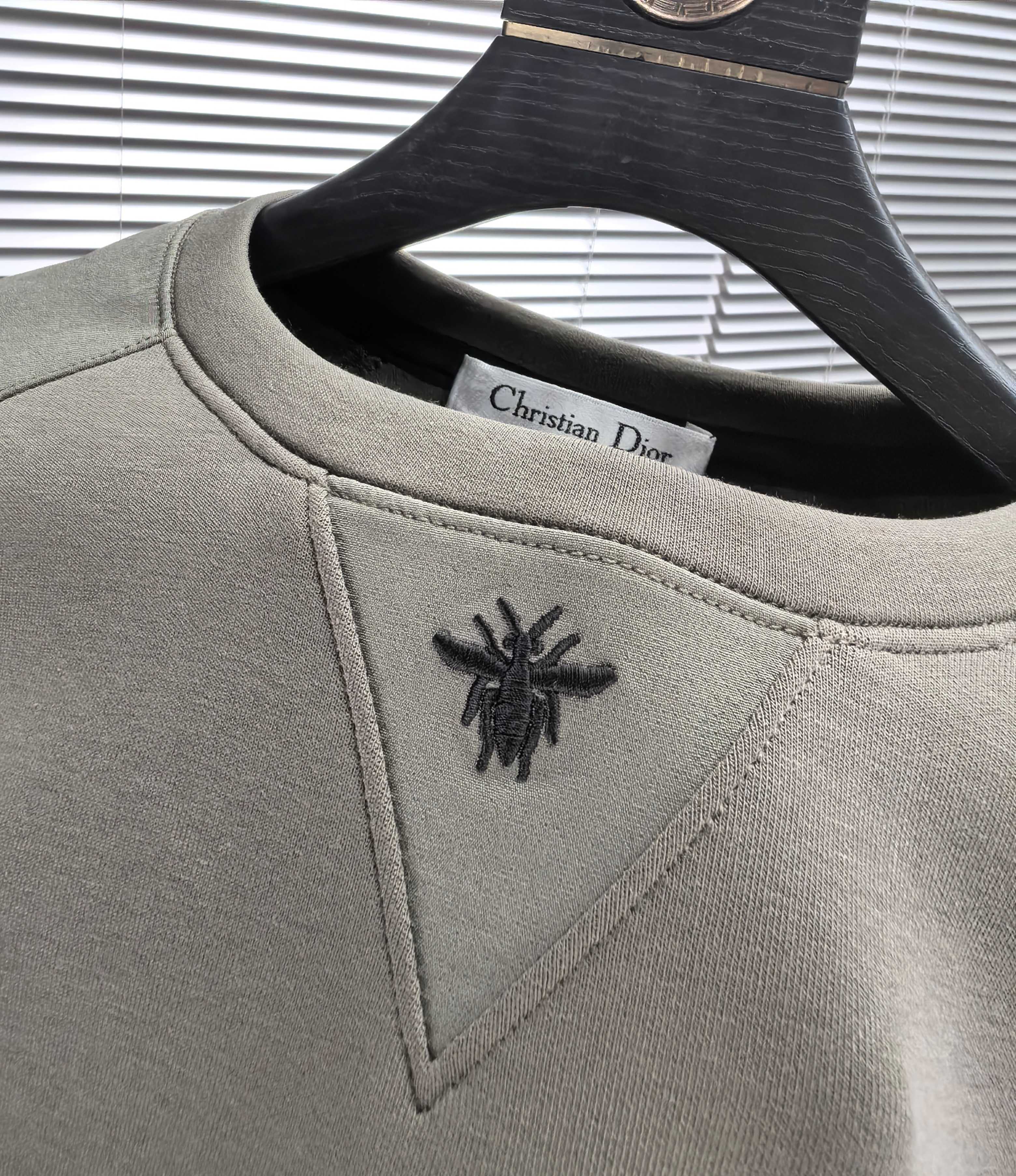 CD迪奥。2025早秋最新款卫衣，帅气时尚，胸前精致刺绣图案logo，简约百搭款。面料棉+氨纶不变形。上