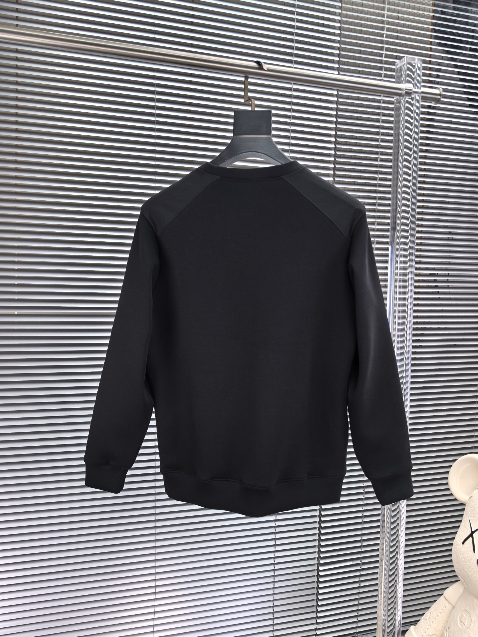 CD迪奥。2025早秋最新款卫衣，帅气时尚，胸前精致刺绣图案logo，简约百搭款。面料棉+氨纶不变形。上