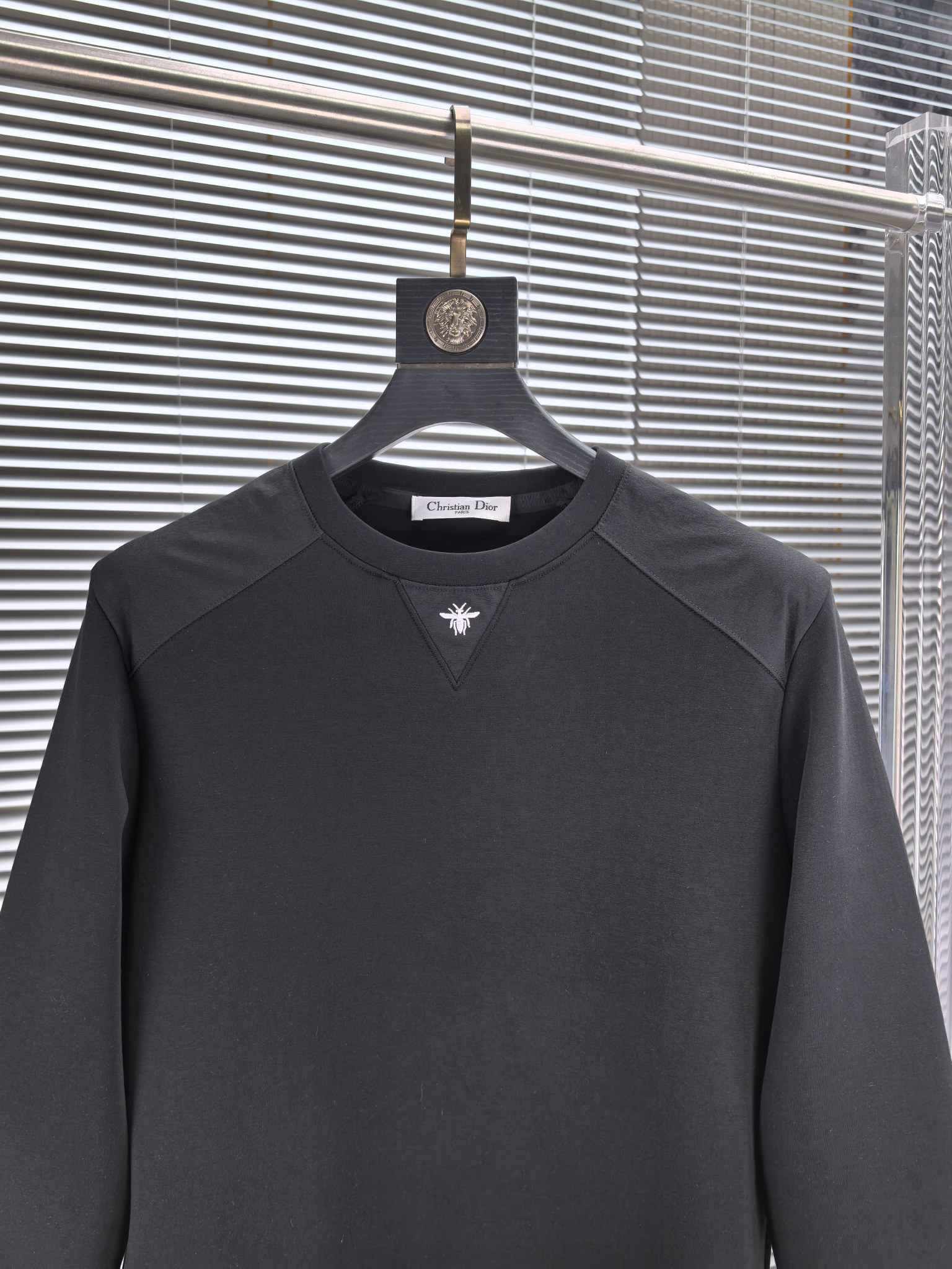 CD迪奥。2025早秋最新款卫衣，帅气时尚，胸前精致刺绣图案logo，简约百搭款。面料棉+氨纶不变形。上