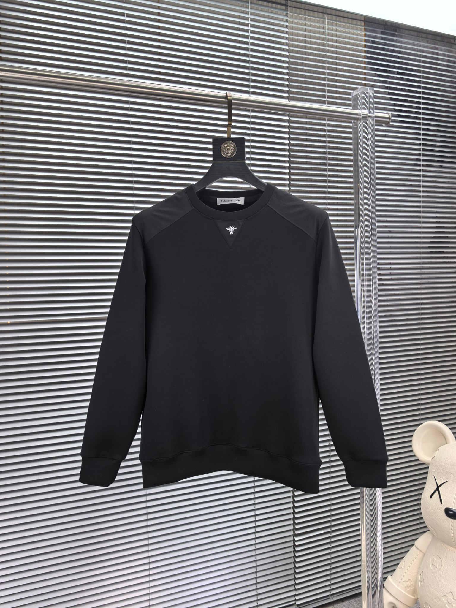 CD迪奥。2025早秋最新款卫衣，帅气时尚，胸前精致刺绣图案logo，简约百搭款。面料棉+氨纶不变形。上