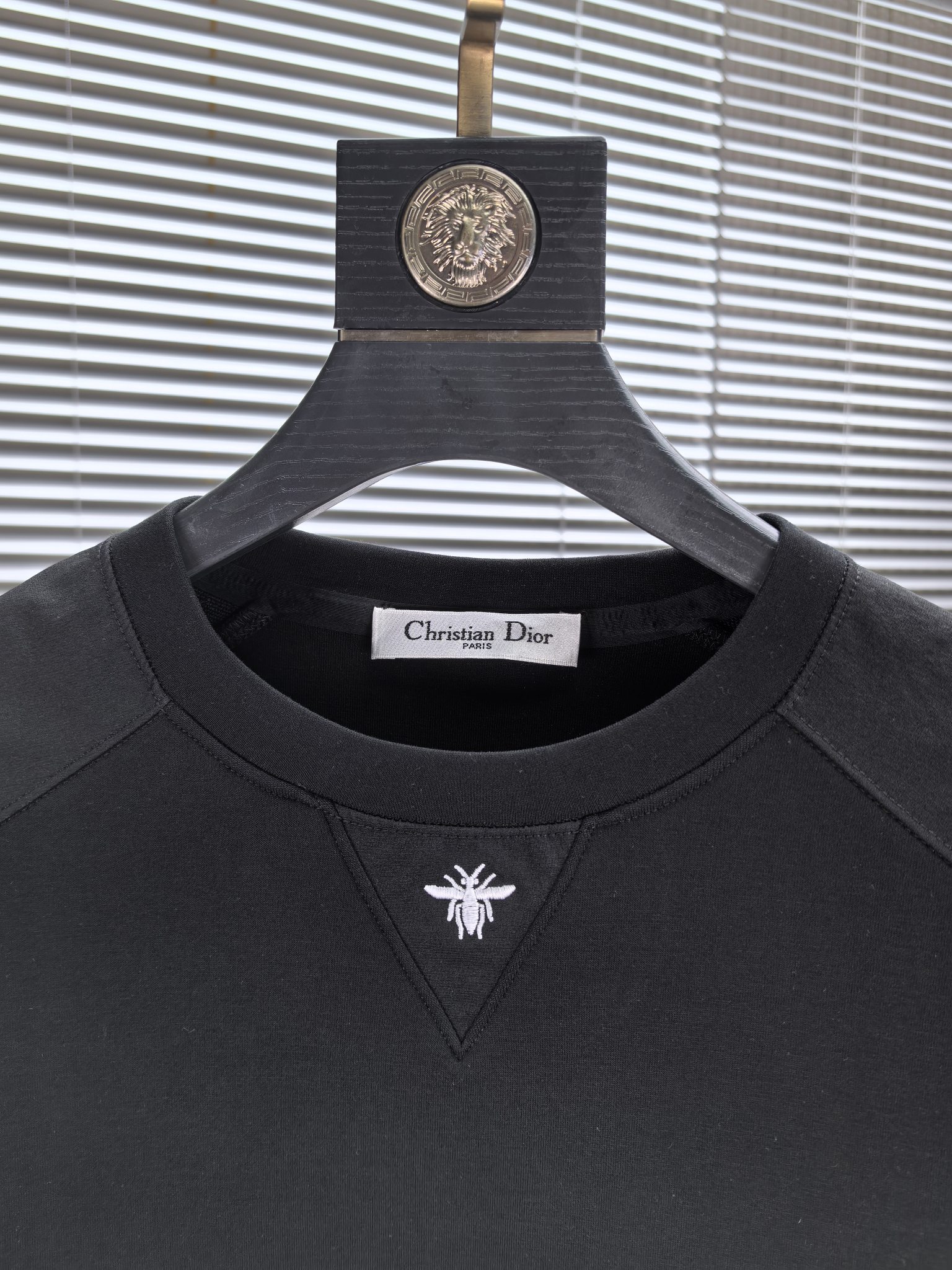 CD迪奥。2025早秋最新款卫衣，帅气时尚，胸前精致刺绣图案logo，简约百搭款。面料棉+氨纶不变形。上