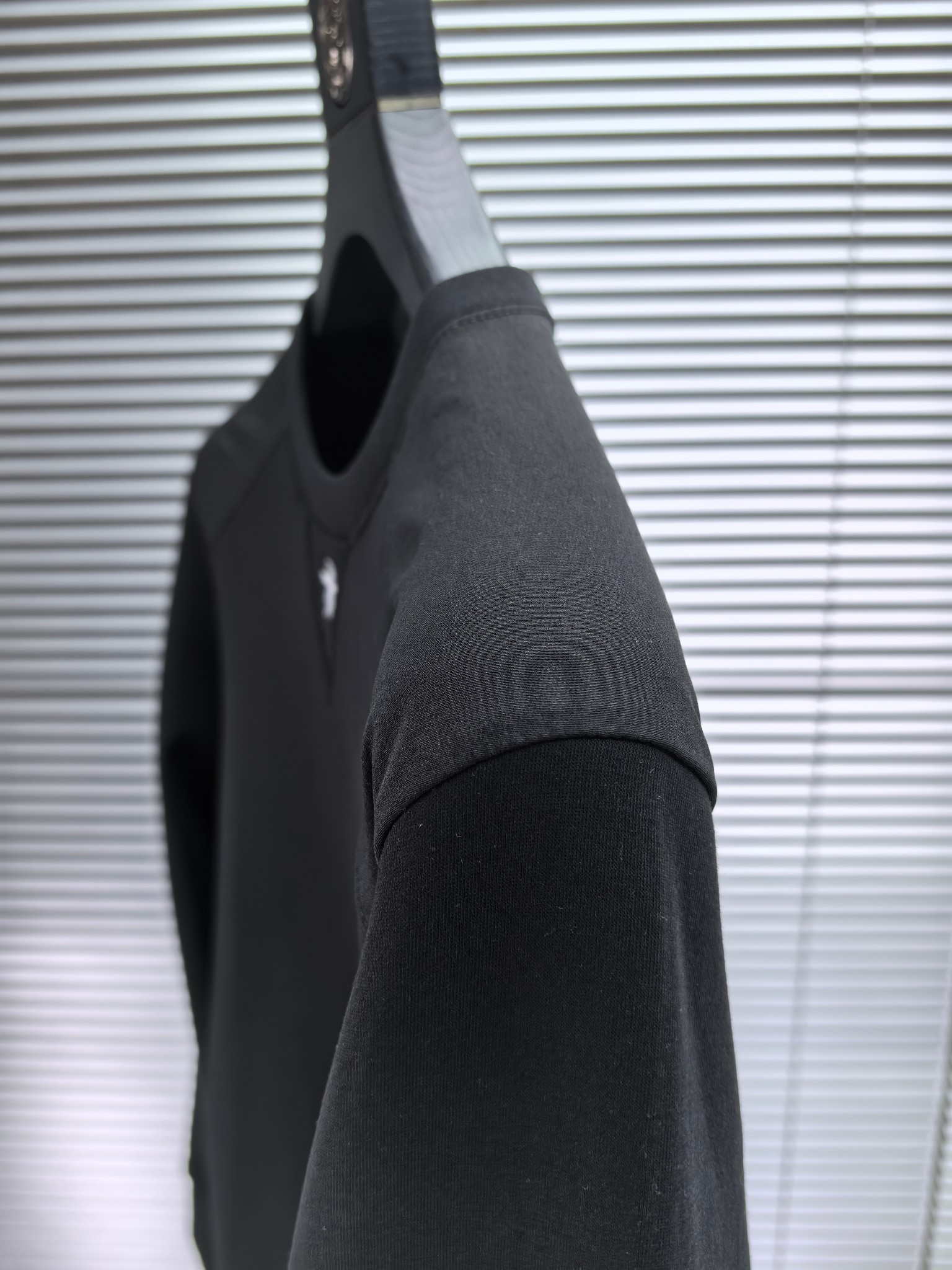 CD迪奥。2025早秋最新款卫衣，帅气时尚，胸前精致刺绣图案logo，简约百搭款。面料棉+氨纶不变形。上