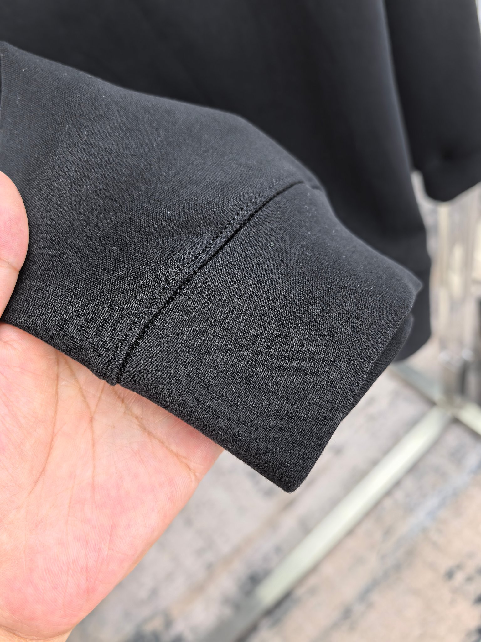 CD迪奥。2025早秋最新款卫衣，帅气时尚，胸前精致刺绣图案logo，简约百搭款。面料棉+氨纶不变形。上