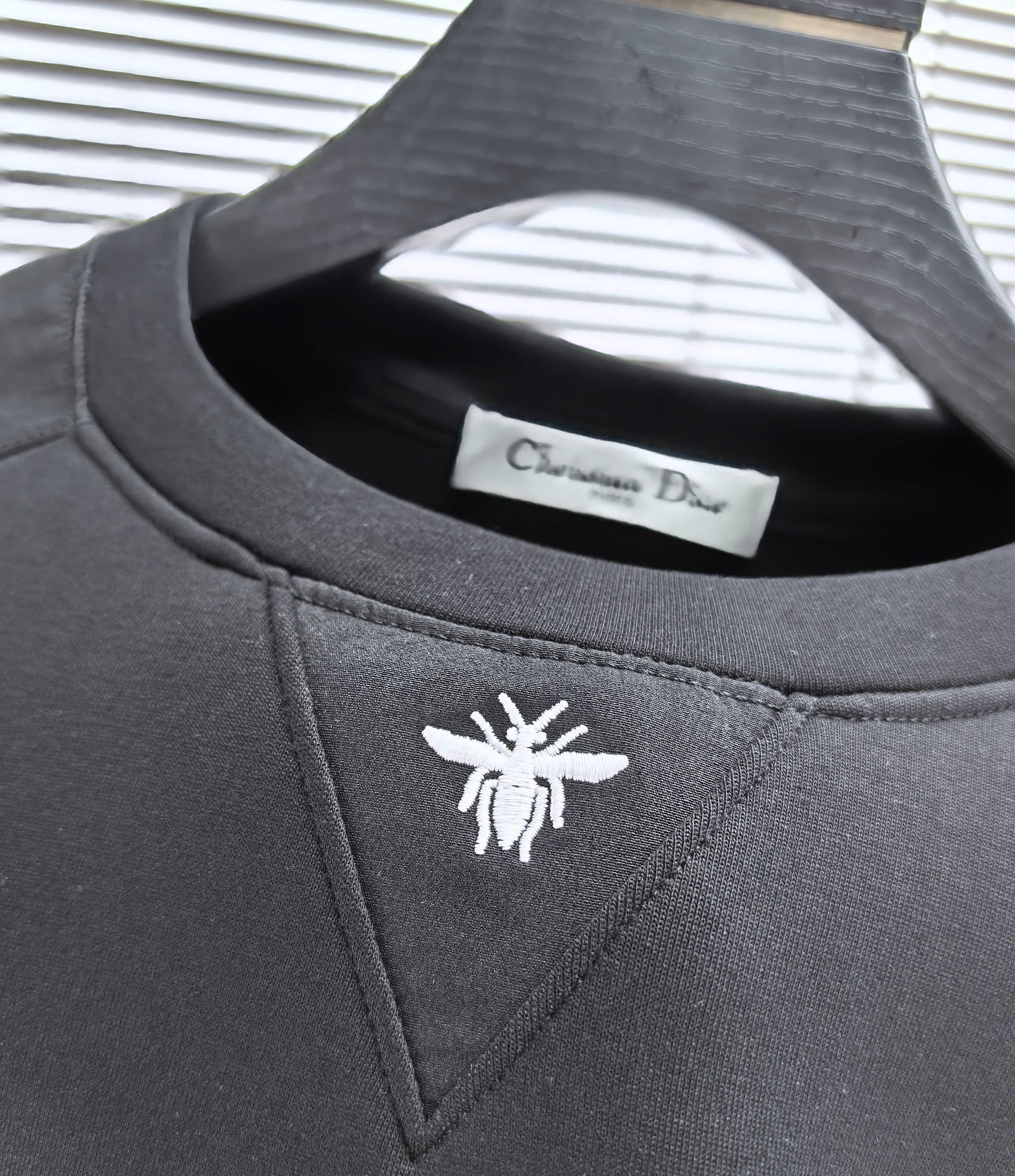 CD迪奥。2025早秋最新款卫衣，帅气时尚，胸前精致刺绣图案logo，简约百搭款。面料棉+氨纶不变形。上