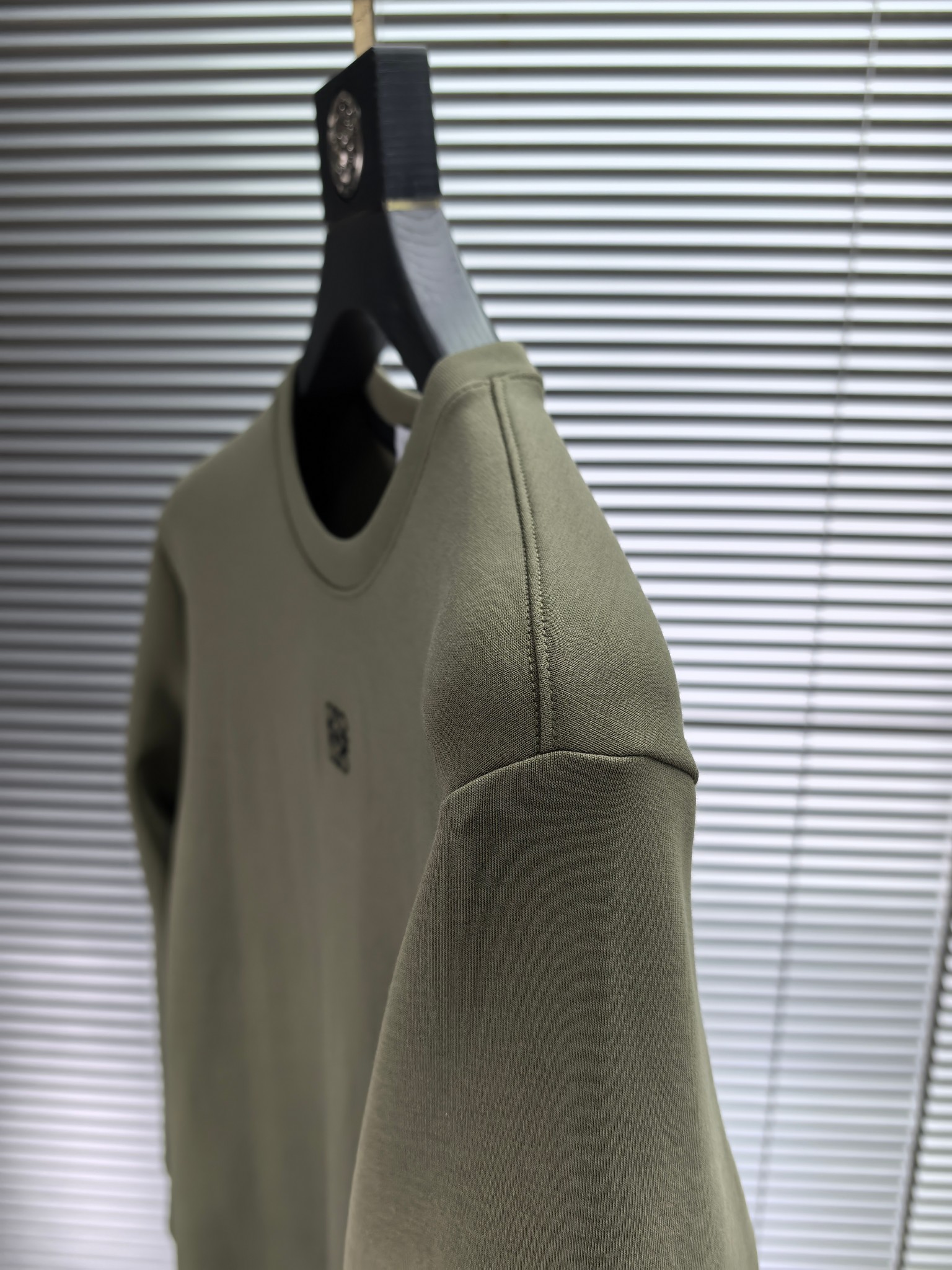 罗意威。2025早秋最新款卫衣，帅气时尚，胸前精致刺绣图案logo，简约百搭款。面料棉+氨纶不变形。上身