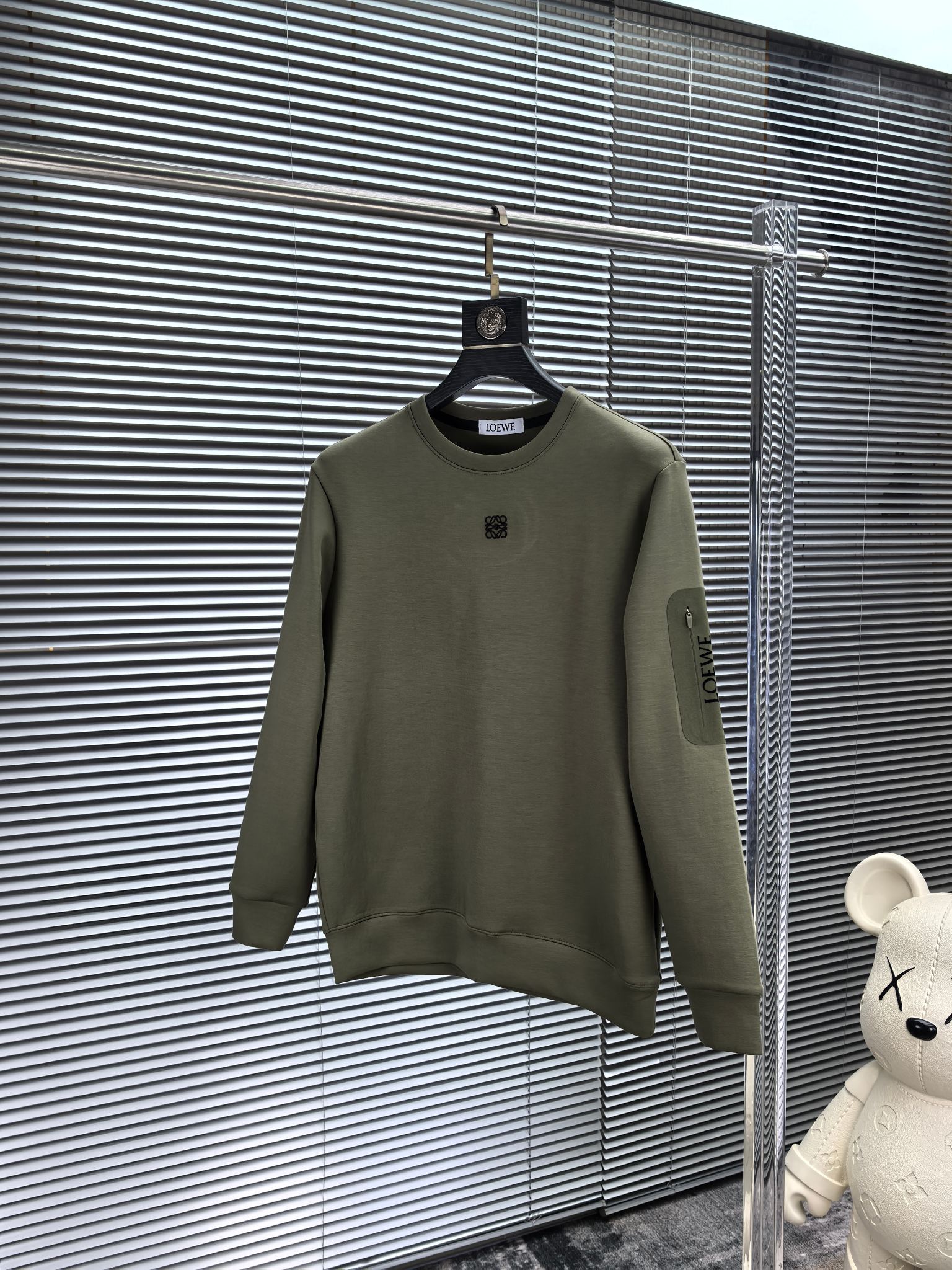 罗意威。2025早秋最新款卫衣，帅气时尚，胸前精致刺绣图案logo，简约百搭款。面料棉+氨纶不变形。上身