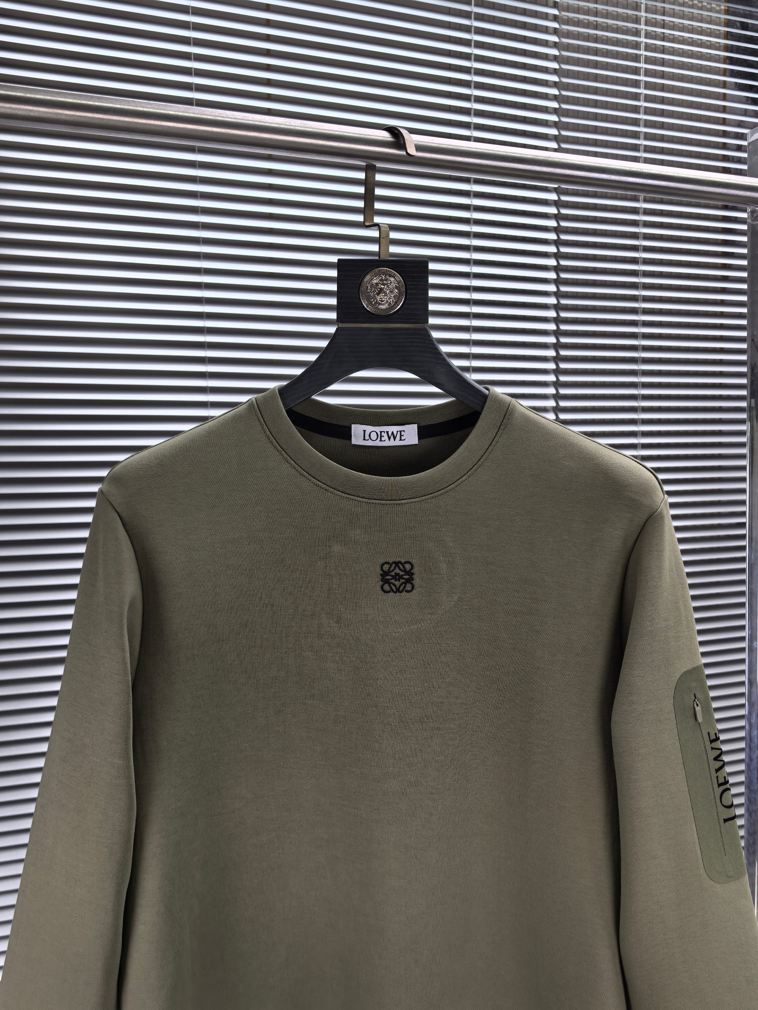 罗意威。2025早秋最新款卫衣，帅气时尚，胸前精致刺绣图案logo，简约百搭款。面料棉+氨纶不变形。上身