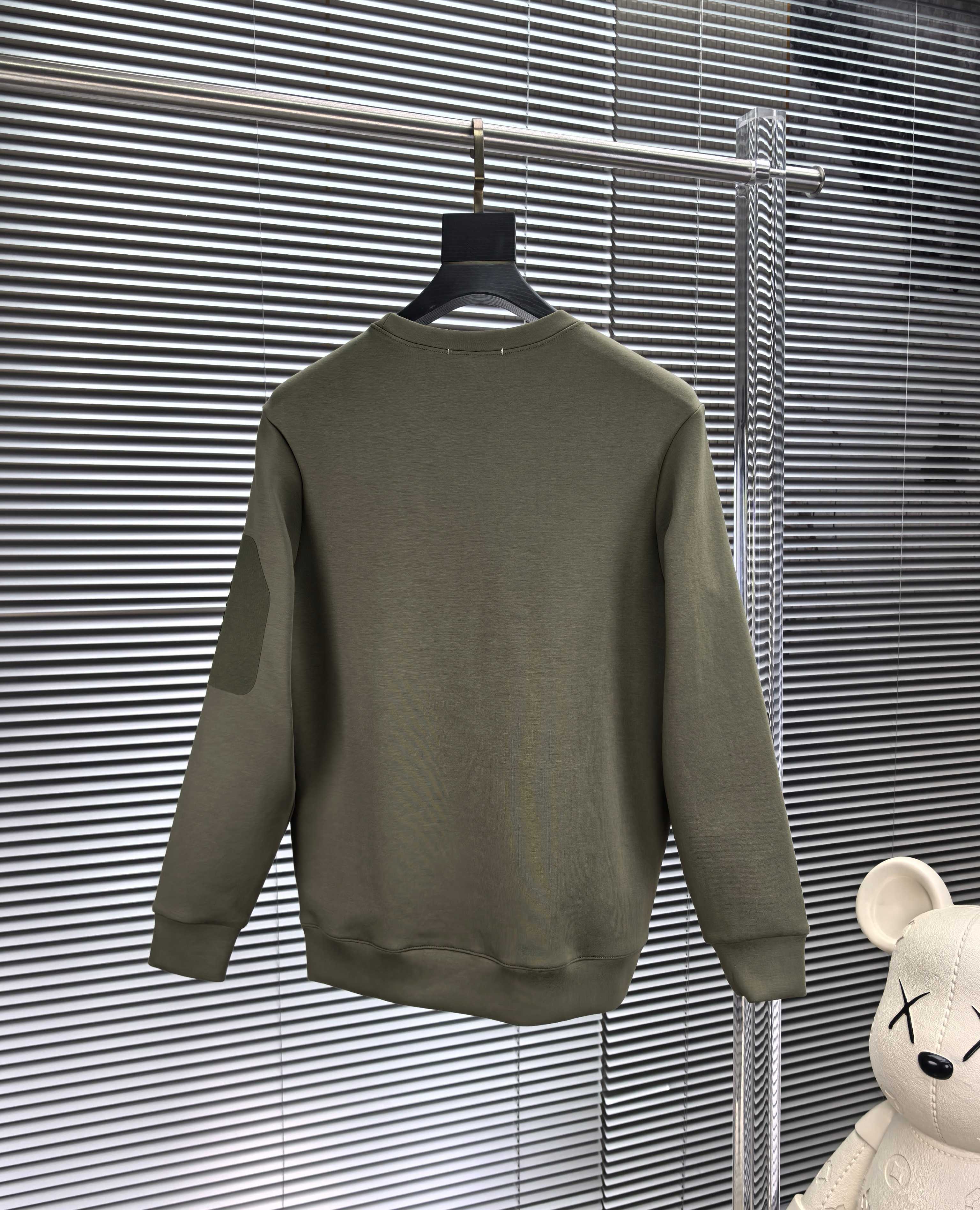 罗意威。2025早秋最新款卫衣，帅气时尚，胸前精致刺绣图案logo，简约百搭款。面料棉+氨纶不变形。上身