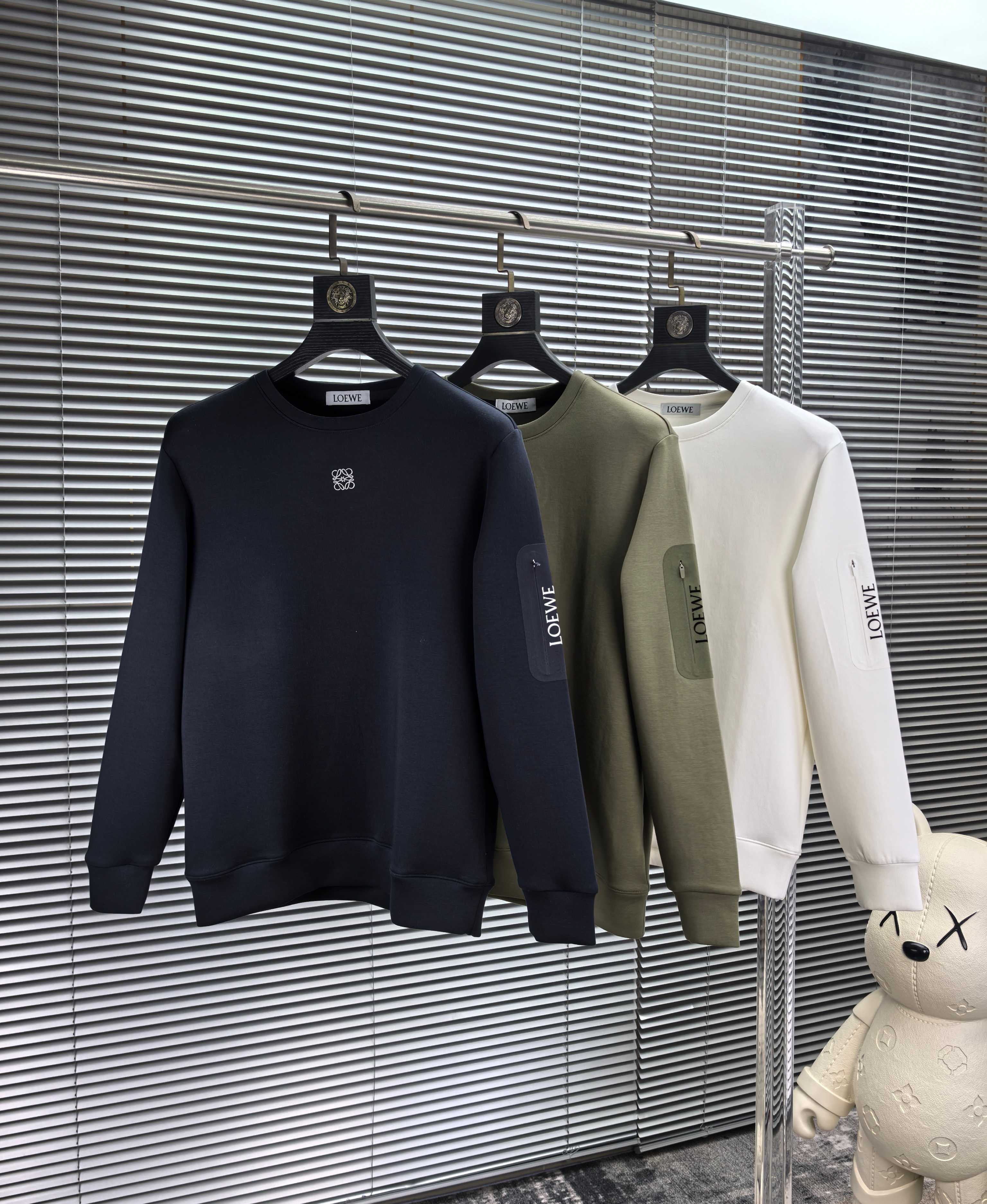 罗意威。2025早秋最新款卫衣，帅气时尚，胸前精致刺绣图案logo，简约百搭款。面料棉+氨纶不变形。上身