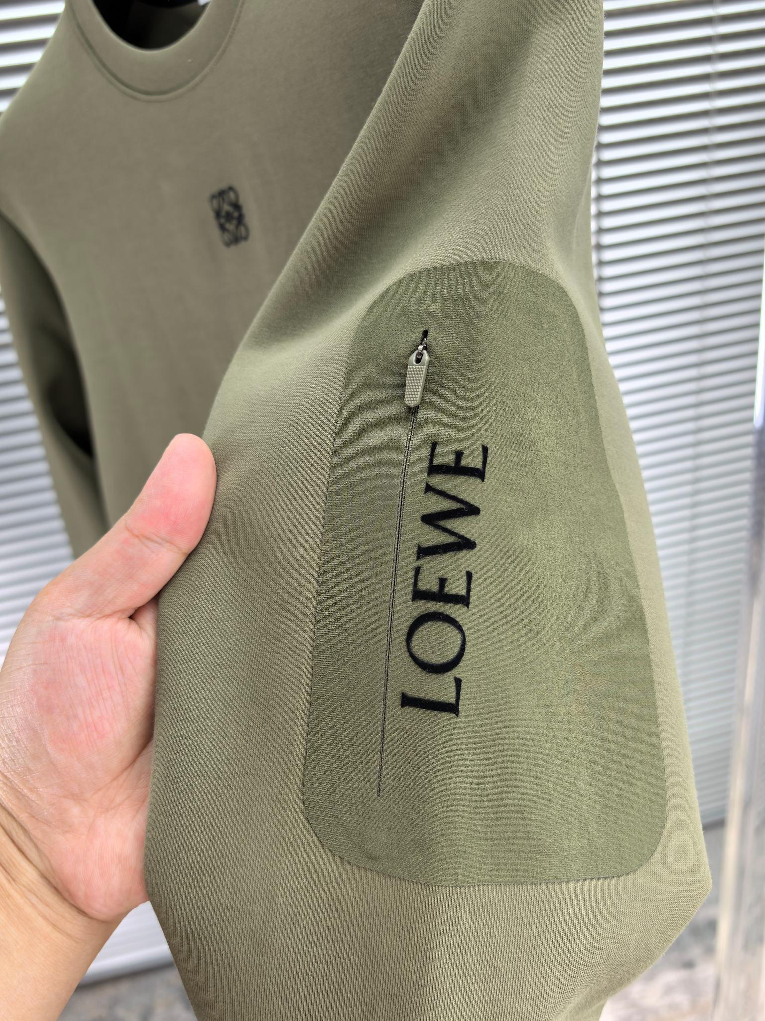 罗意威。2025早秋最新款卫衣，帅气时尚，胸前精致刺绣图案logo，简约百搭款。面料棉+氨纶不变形。上身