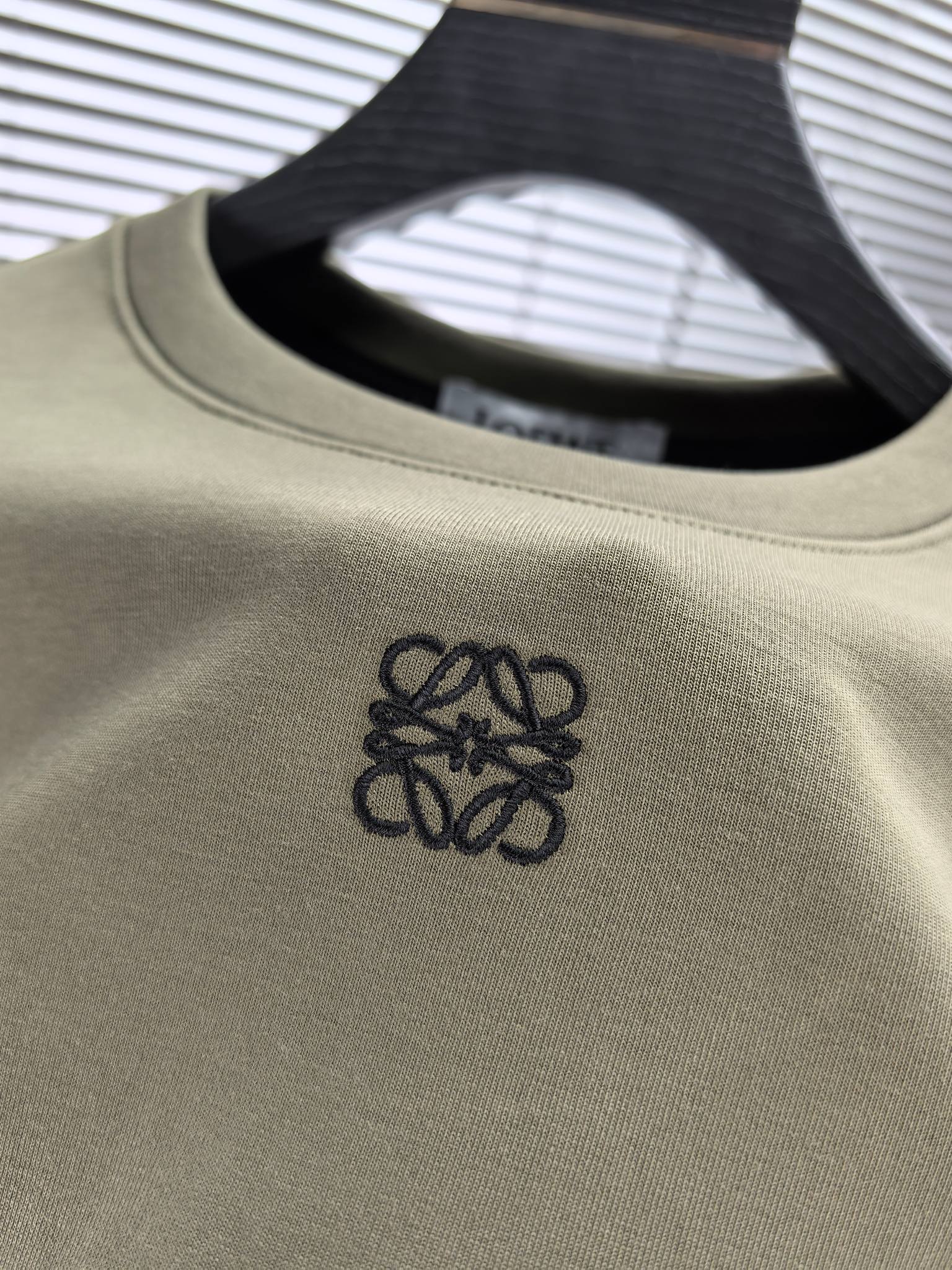 罗意威。2025早秋最新款卫衣，帅气时尚，胸前精致刺绣图案logo，简约百搭款。面料棉+氨纶不变形。上身