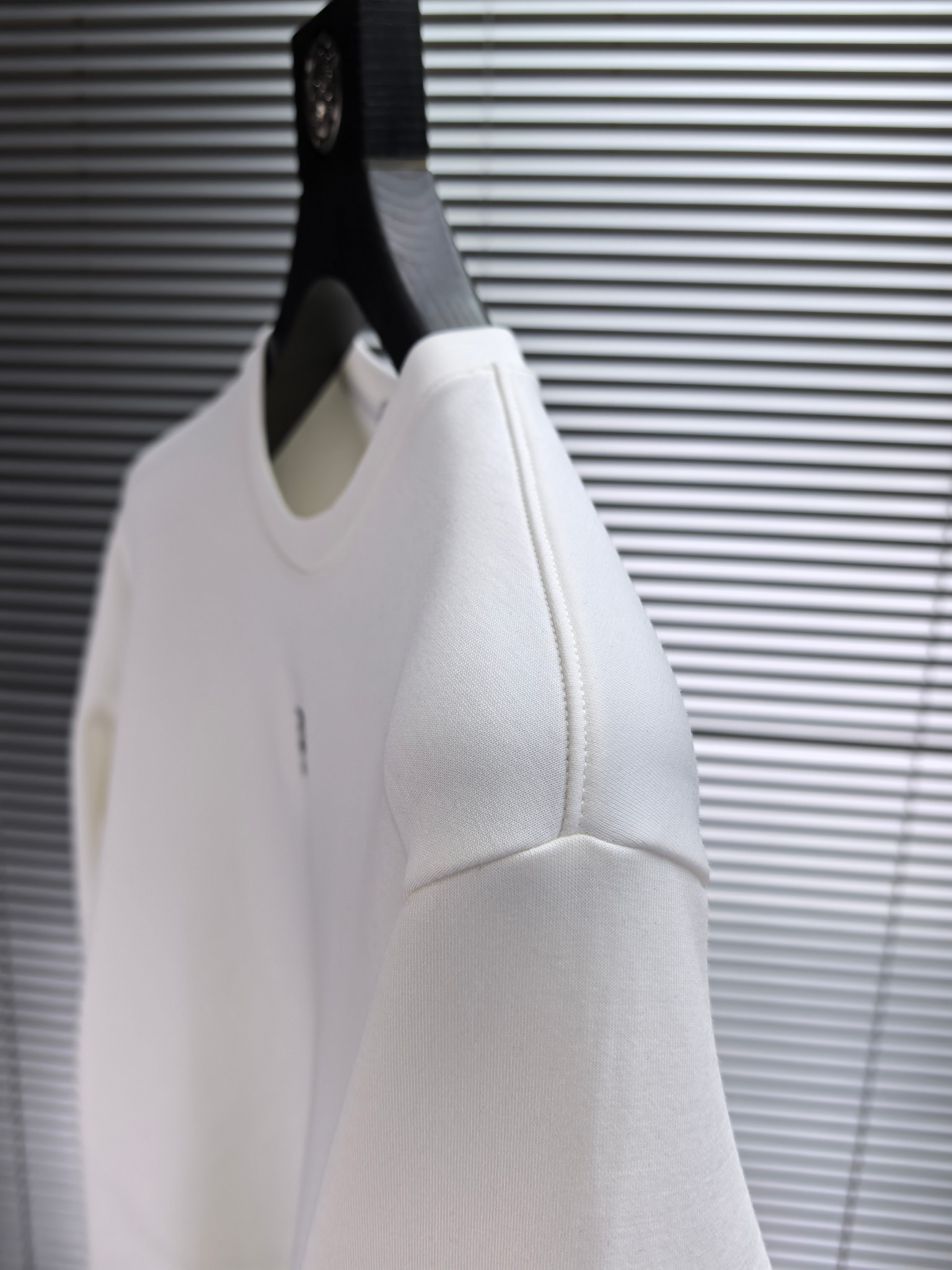 罗意威。2025早秋最新款卫衣，帅气时尚，胸前精致刺绣图案logo，简约百搭款。面料棉+氨纶不变形。上身