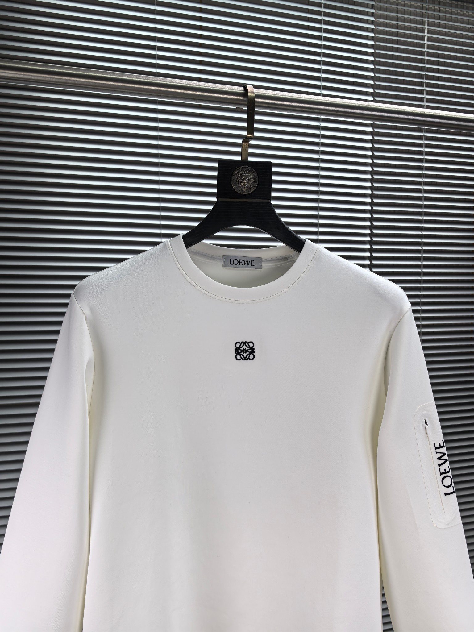 罗意威。2025早秋最新款卫衣，帅气时尚，胸前精致刺绣图案logo，简约百搭款。面料棉+氨纶不变形。上身