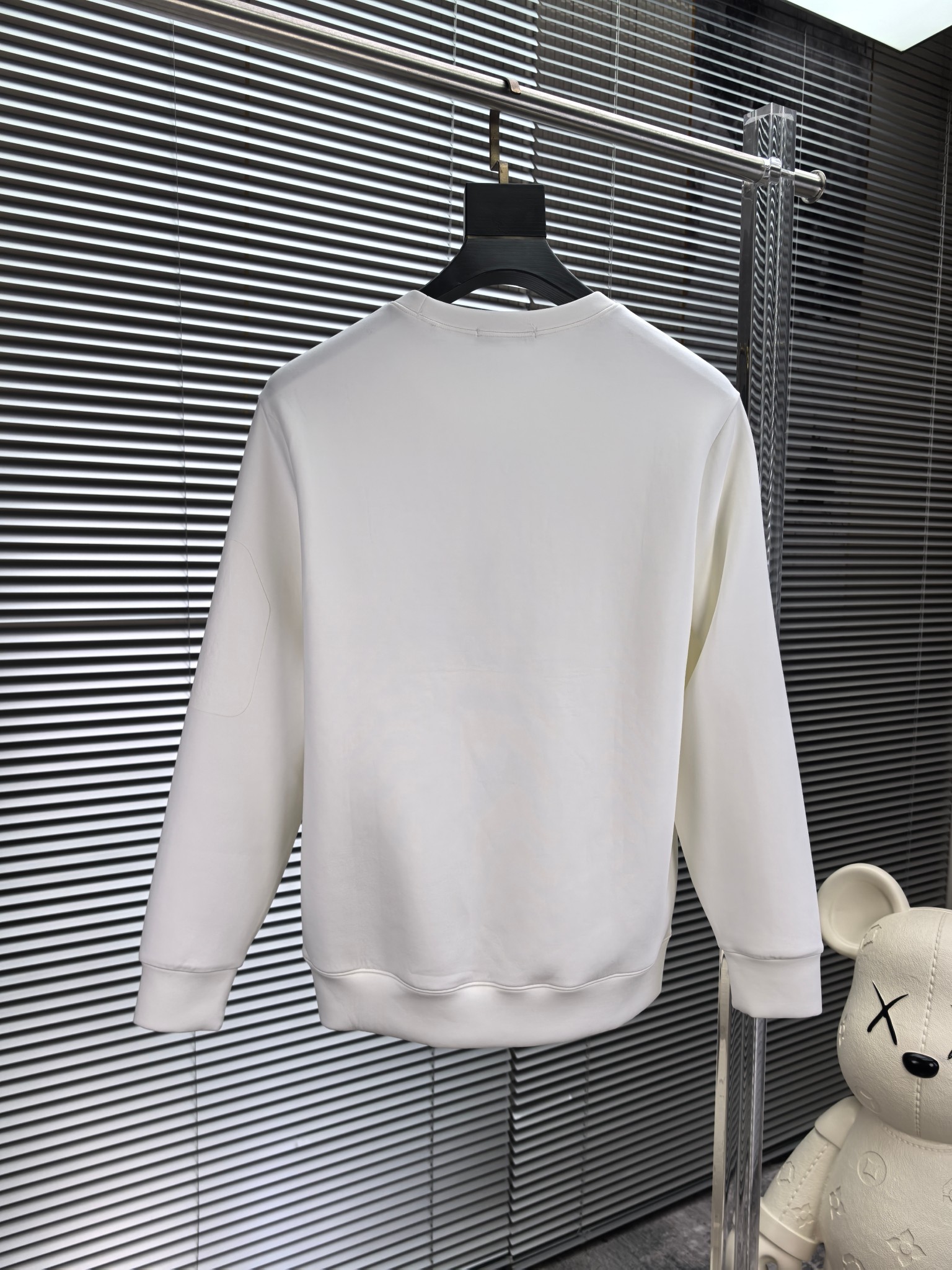 罗意威。2025早秋最新款卫衣，帅气时尚，胸前精致刺绣图案logo，简约百搭款。面料棉+氨纶不变形。上身