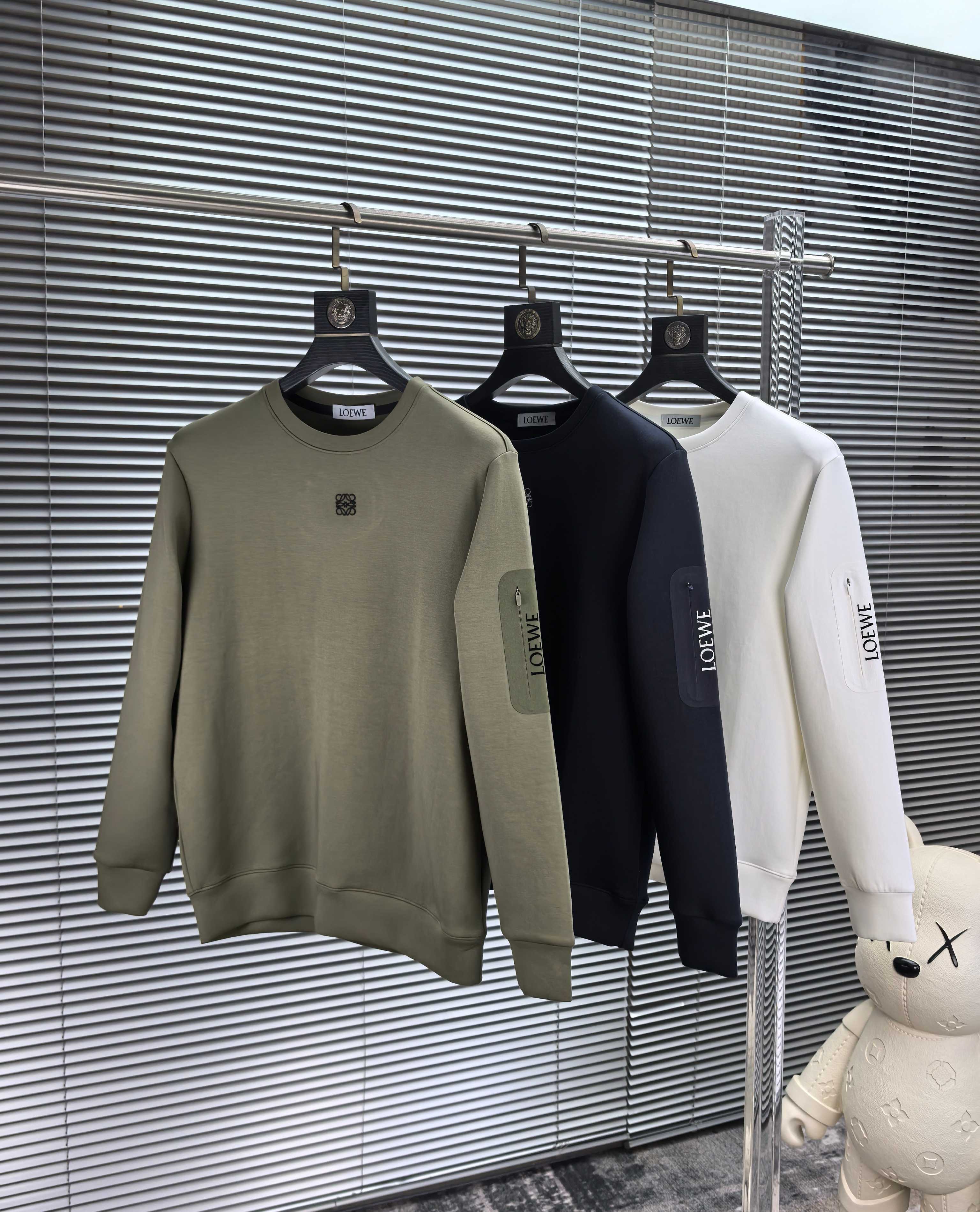 罗意威。2025早秋最新款卫衣，帅气时尚，胸前精致刺绣图案logo，简约百搭款。面料棉+氨纶不变形。上身