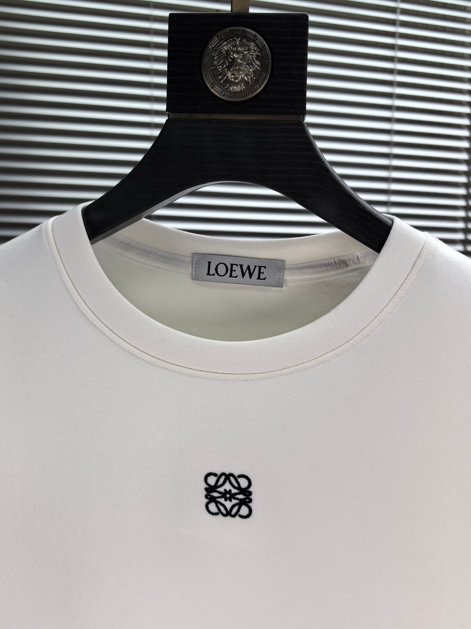 罗意威。2025早秋最新款卫衣，帅气时尚，胸前精致刺绣图案logo，简约百搭款。面料棉+氨纶不变形。上身