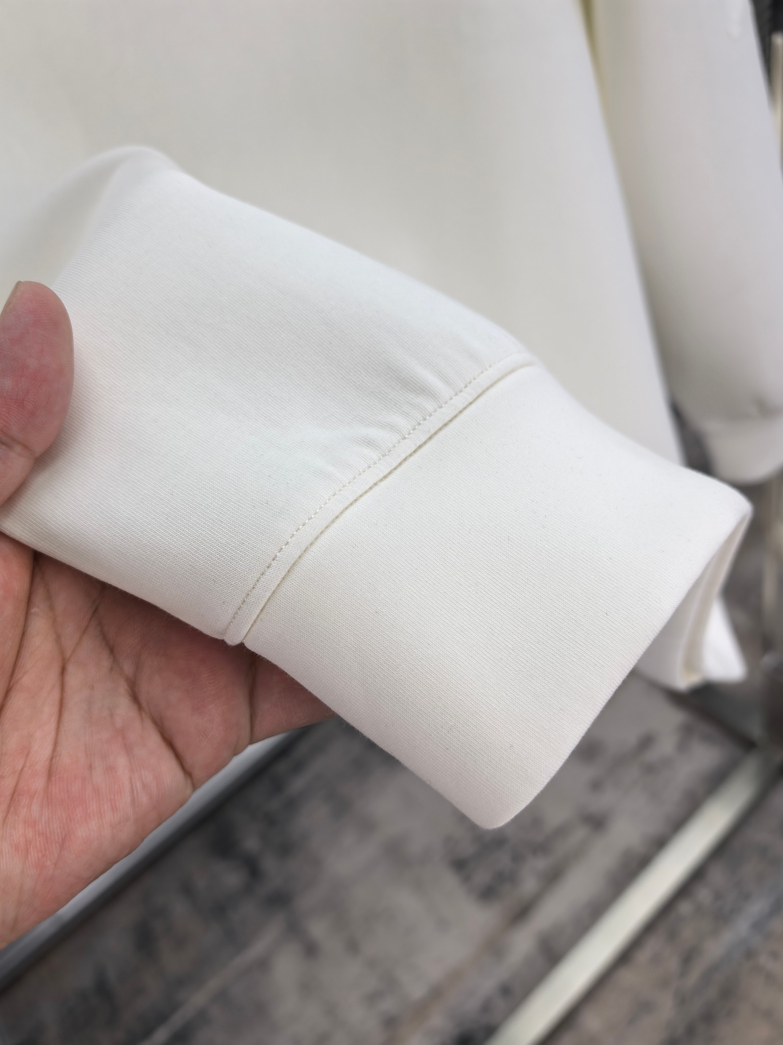 罗意威。2025早秋最新款卫衣，帅气时尚，胸前精致刺绣图案logo，简约百搭款。面料棉+氨纶不变形。上身