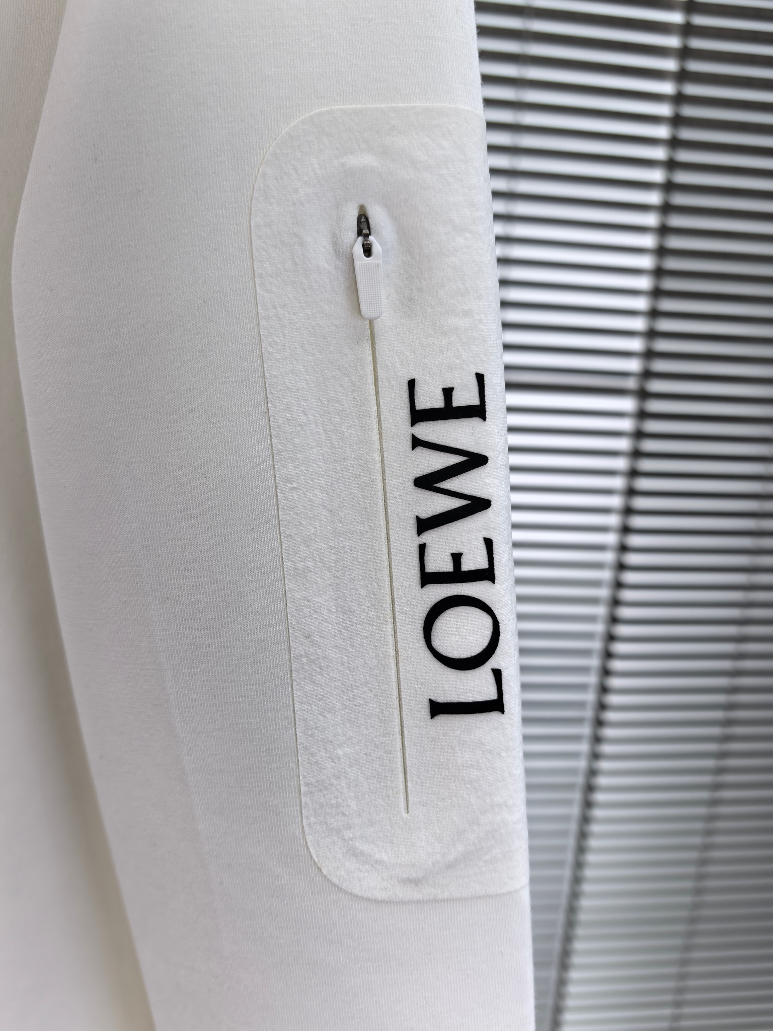 罗意威。2025早秋最新款卫衣，帅气时尚，胸前精致刺绣图案logo，简约百搭款。面料棉+氨纶不变形。上身