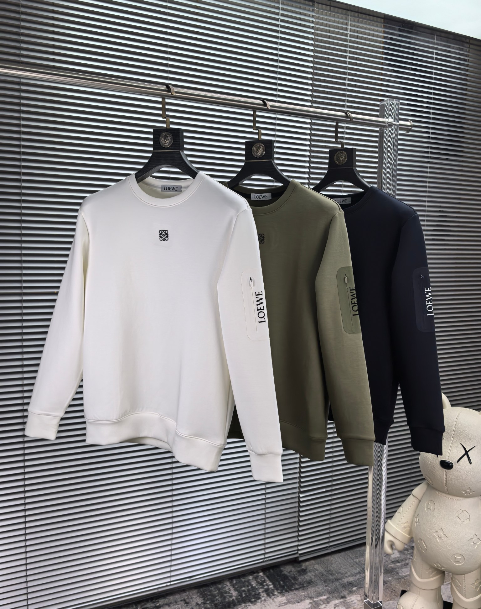 罗意威。2025早秋最新款卫衣，帅气时尚，胸前精致刺绣图案logo，简约百搭款。面料棉+氨纶不变形。上身