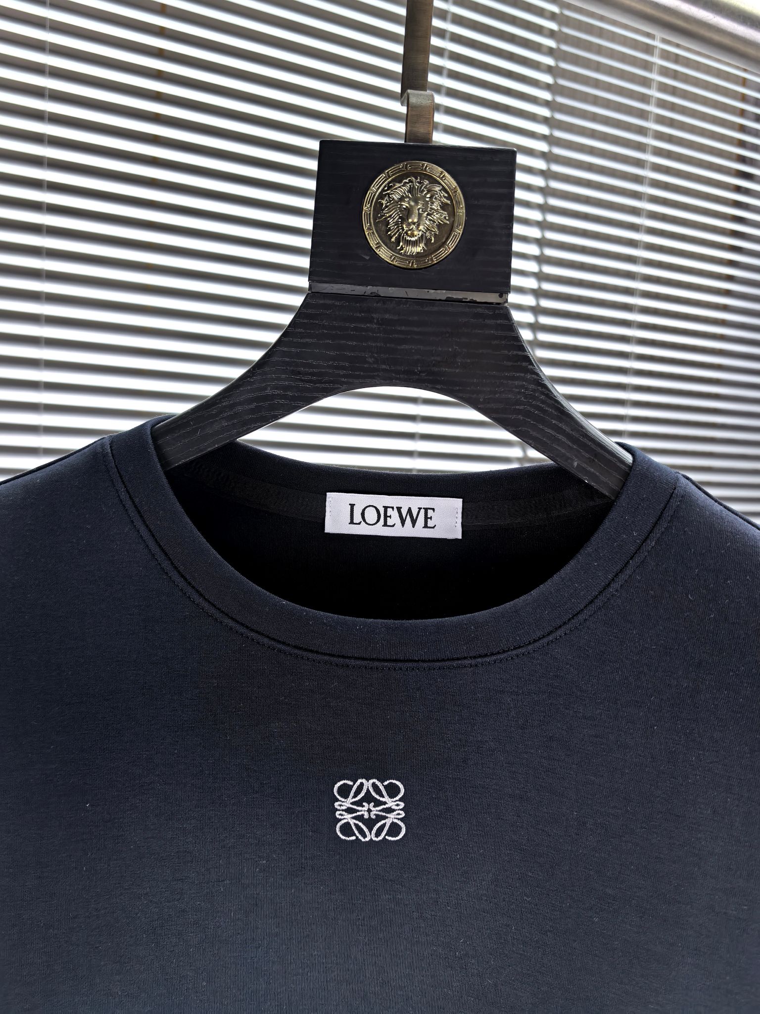 罗意威。2025早秋最新款卫衣，帅气时尚，胸前精致刺绣图案logo，简约百搭款。面料棉+氨纶不变形。上身