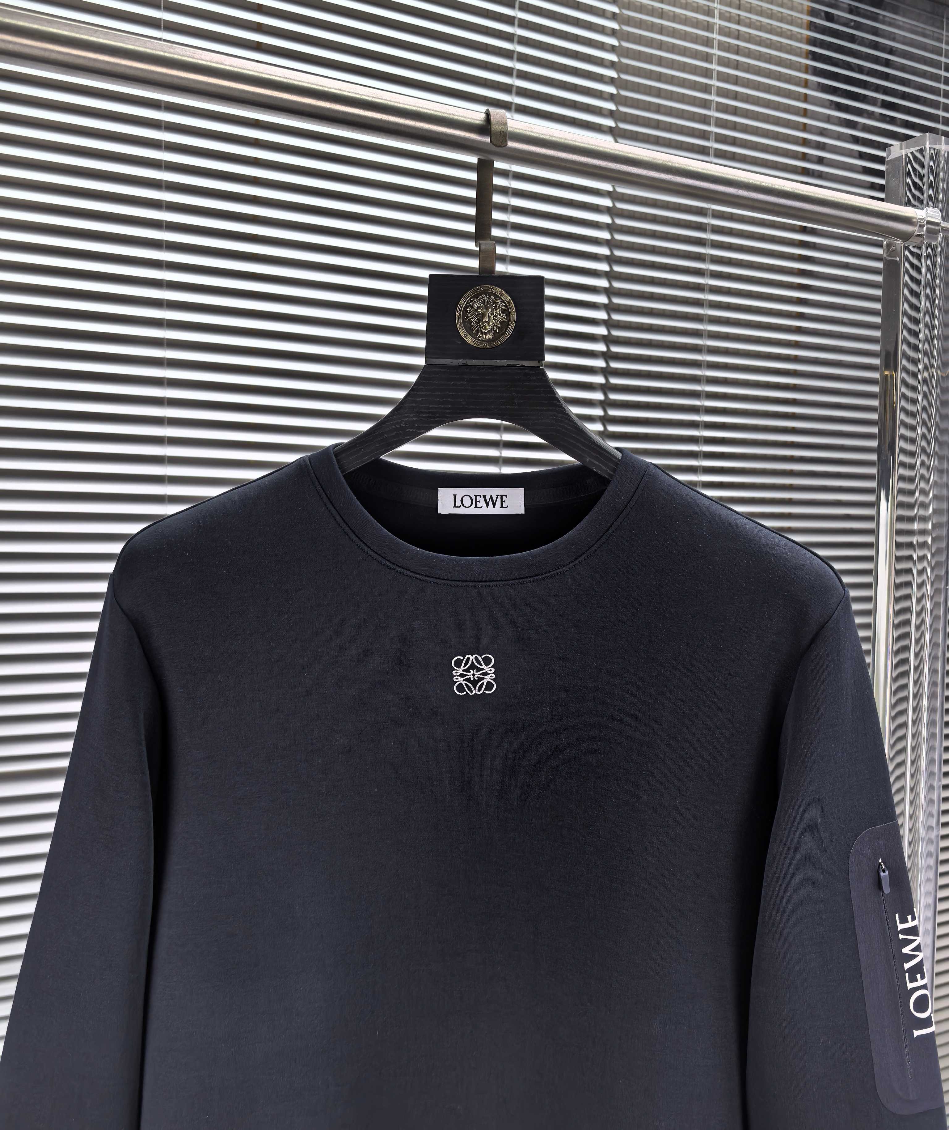 罗意威。2025早秋最新款卫衣，帅气时尚，胸前精致刺绣图案logo，简约百搭款。面料棉+氨纶不变形。上身