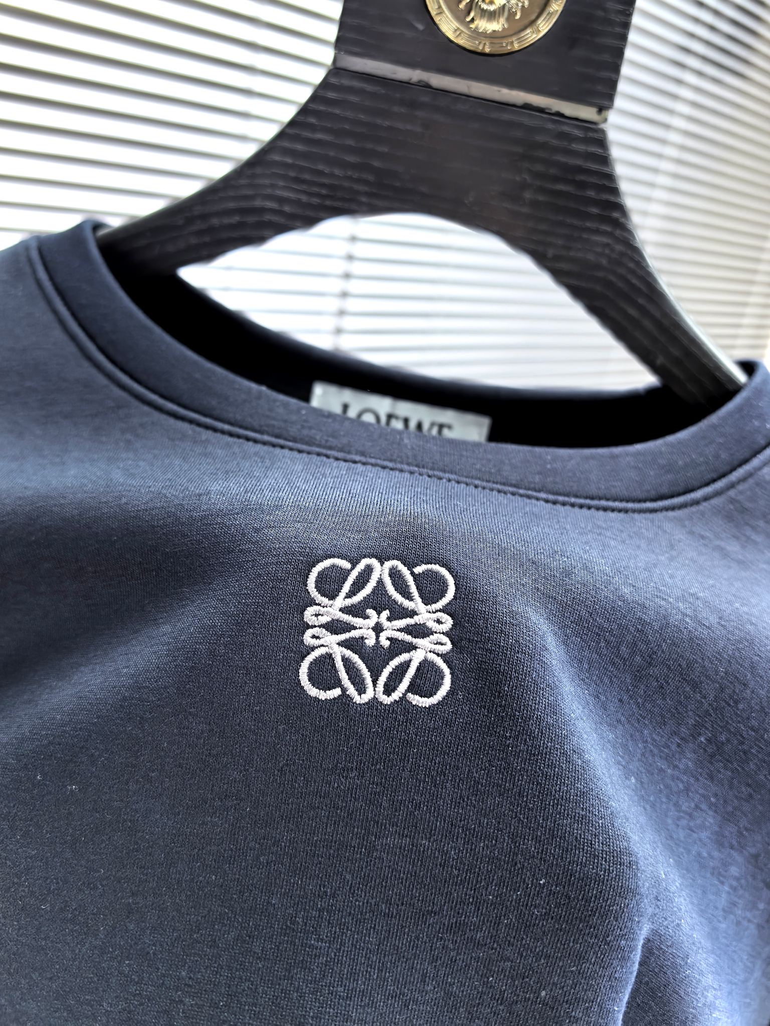 罗意威。2025早秋最新款卫衣，帅气时尚，胸前精致刺绣图案logo，简约百搭款。面料棉+氨纶不变形。上身