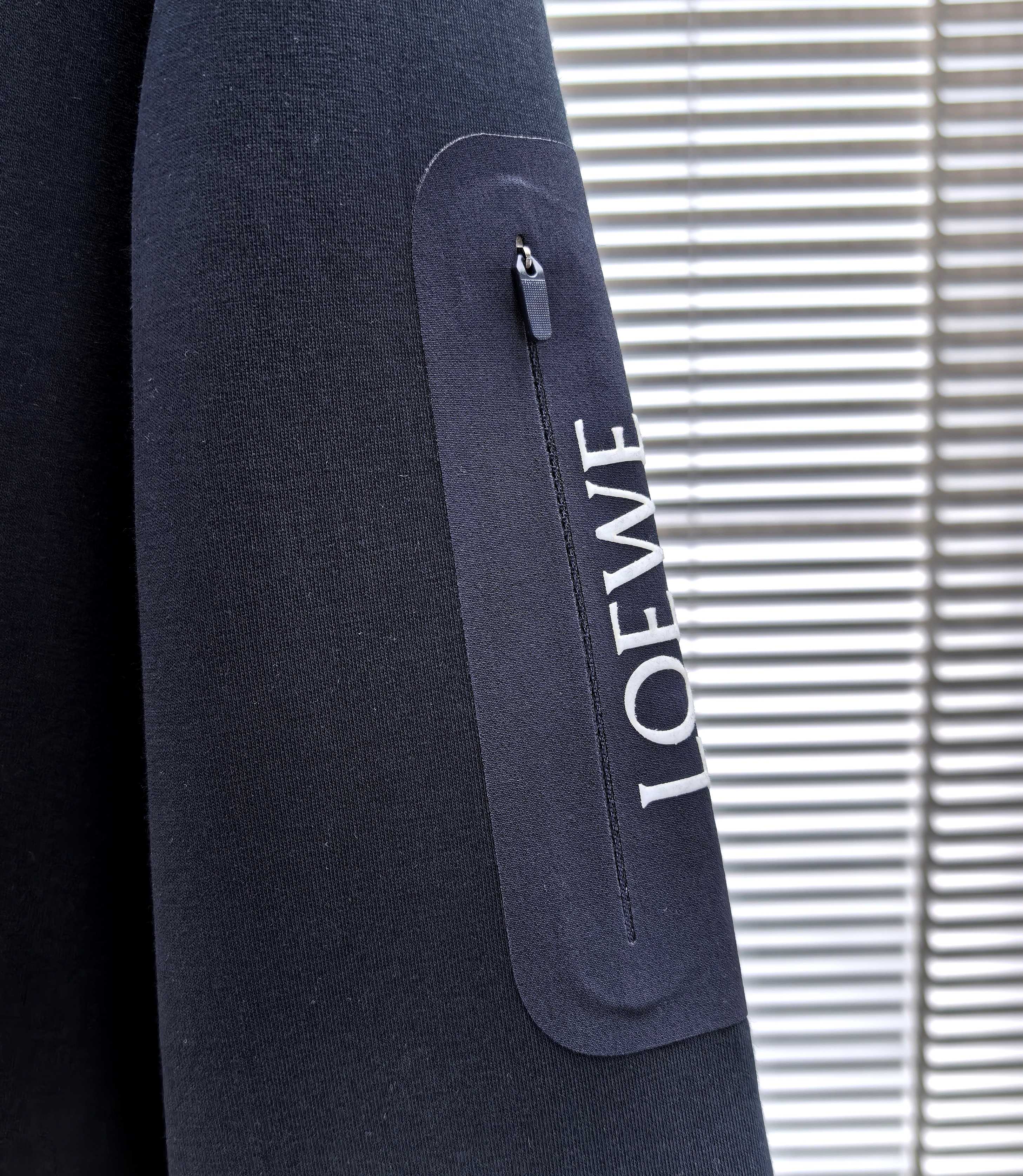 罗意威。2025早秋最新款卫衣，帅气时尚，胸前精致刺绣图案logo，简约百搭款。面料棉+氨纶不变形。上身