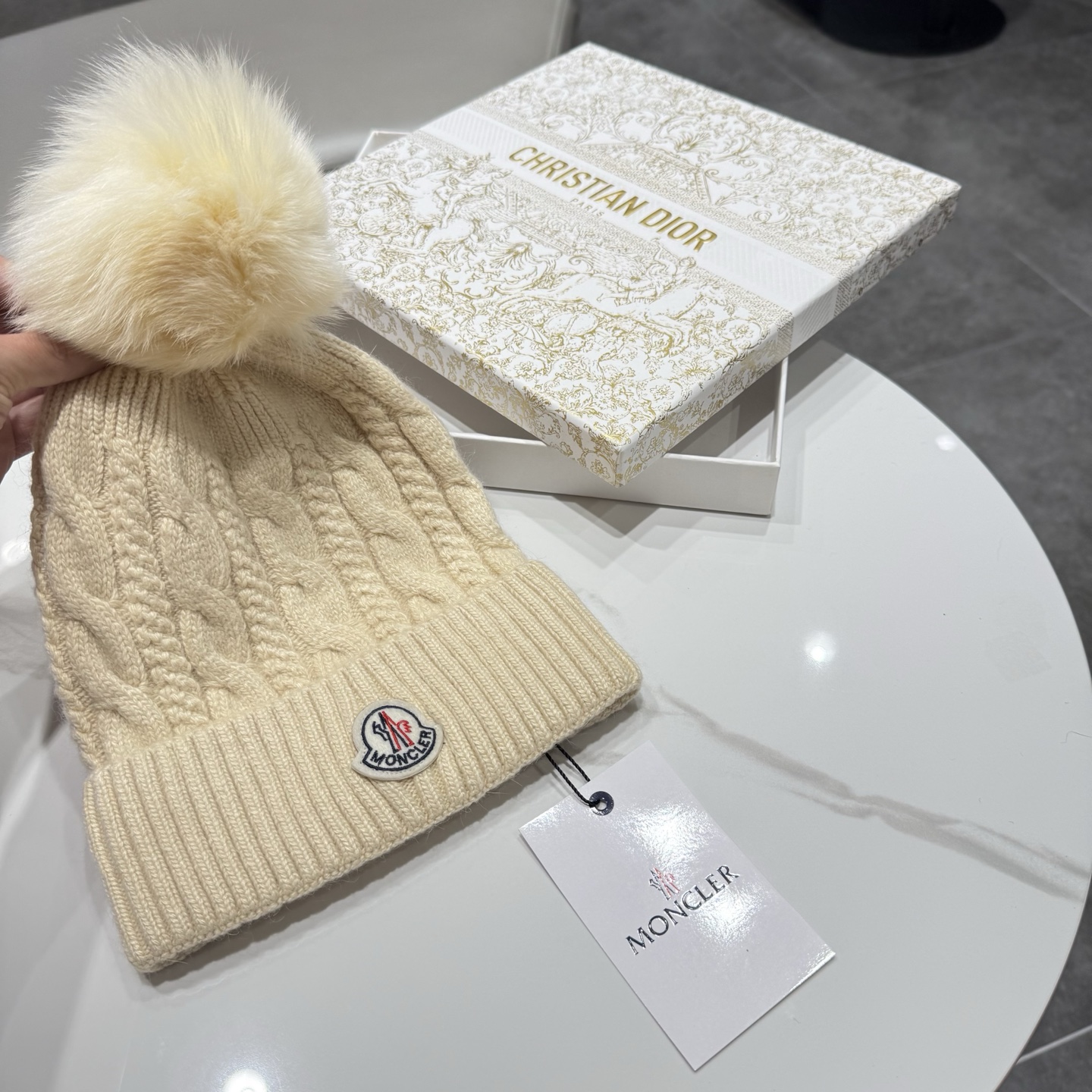 蒙口。经典蒙口布标毛线帽！小姐姐的冬日最爱～随便搭配什么衣服都好看！又减龄又显可爱的一款～颜色很多，随心百搭～毛球配的是
