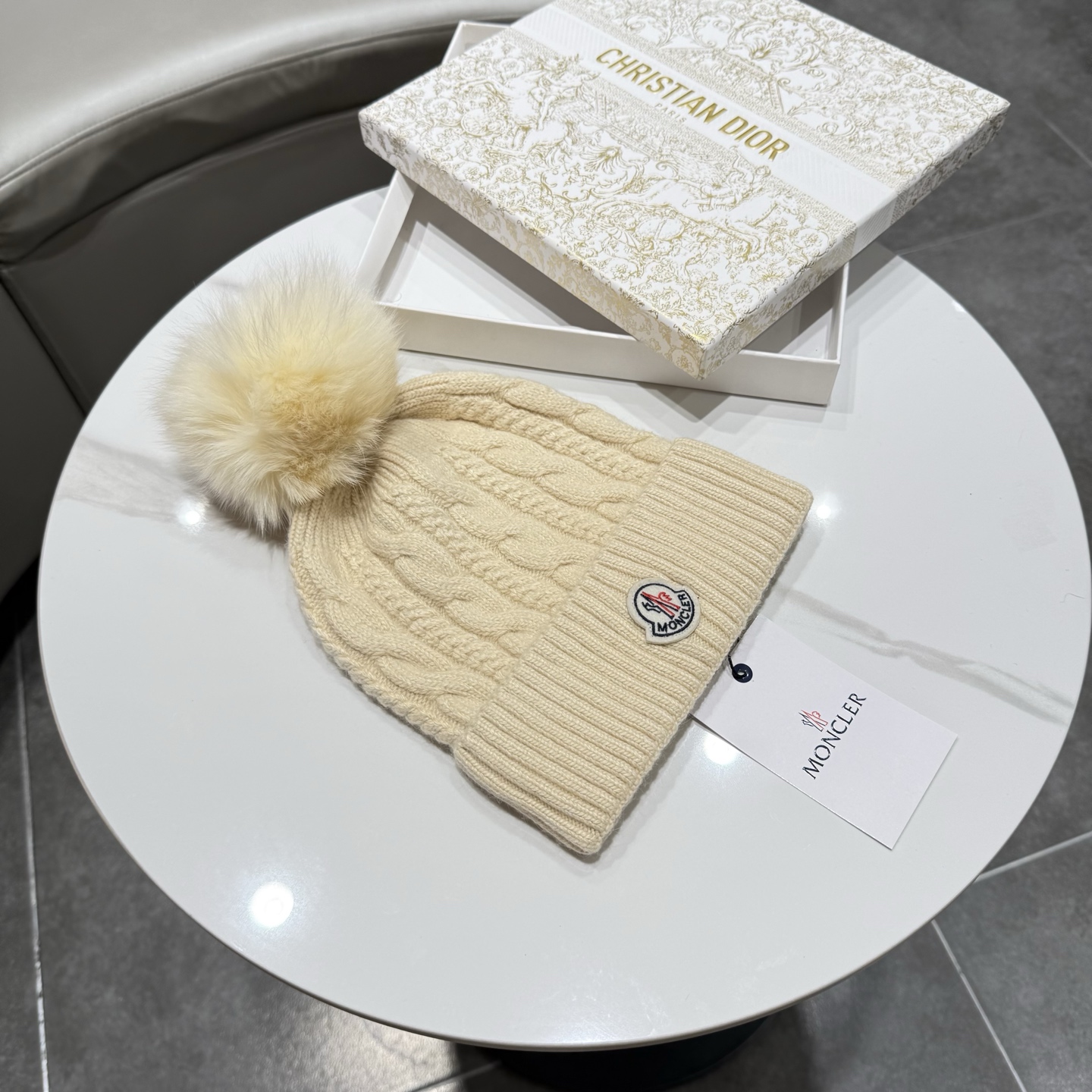 蒙口。经典蒙口布标毛线帽！小姐姐的冬日最爱～随便搭配什么衣服都好看！又减龄又显可爱的一款～颜色很多，随心百搭～毛球配的是