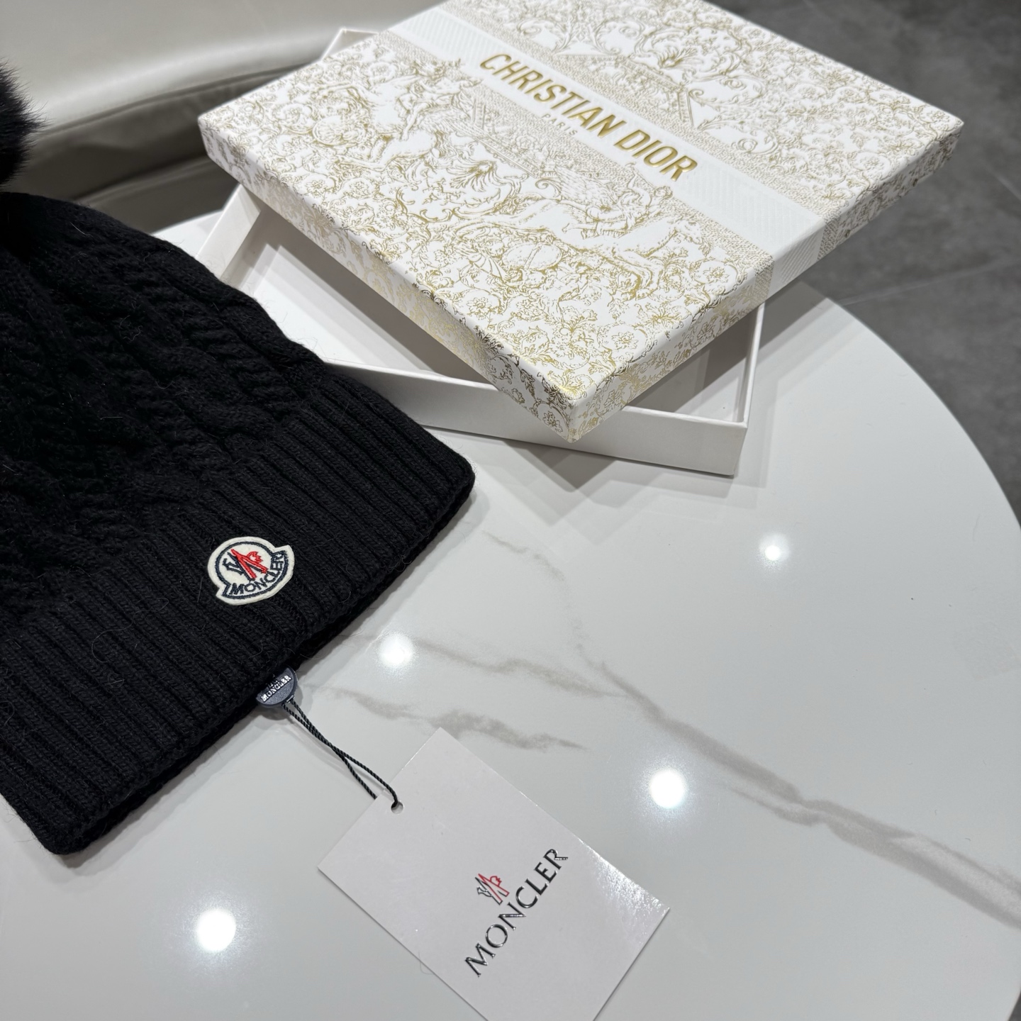 蒙口。经典蒙口布标毛线帽！小姐姐的冬日最爱～随便搭配什么衣服都好看！又减龄又显可爱的一款～颜色很多，随心百搭～毛球配的是
