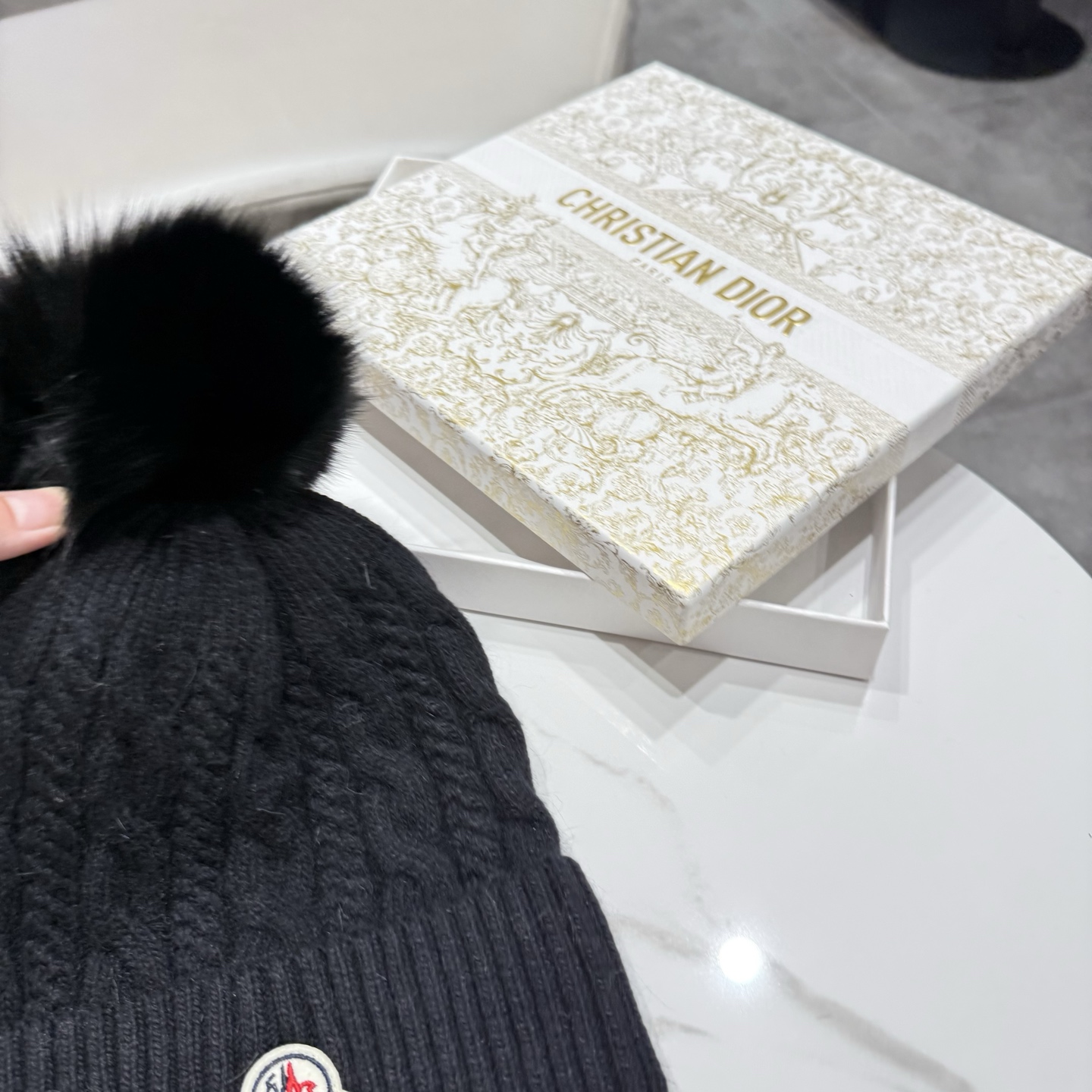 蒙口。经典蒙口布标毛线帽！小姐姐的冬日最爱～随便搭配什么衣服都好看！又减龄又显可爱的一款～颜色很多，随心百搭～毛球配的是