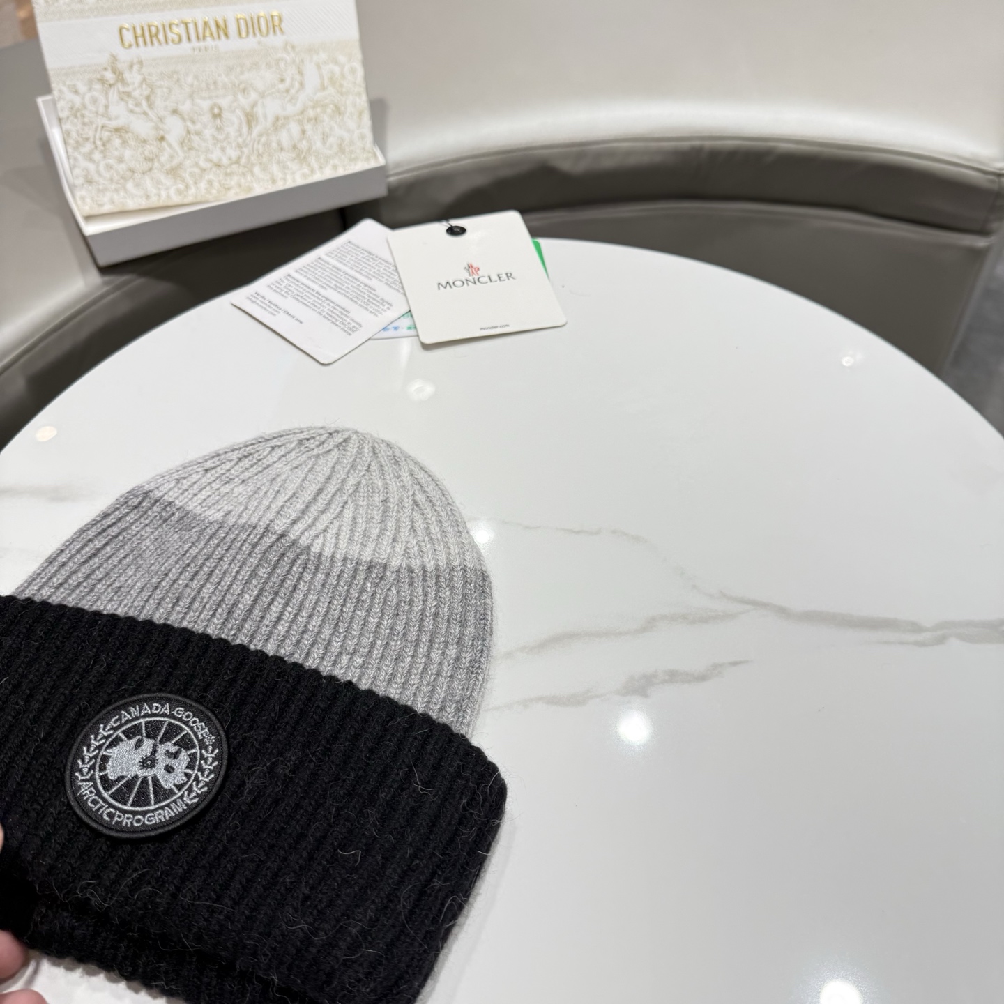 加拿大鹅。CANADA GOOSE 最新羊毛兔毛针织帽，官网原单复刻.非常柔软亲肤，弹性很好！有质感又非常百搭的款式~保