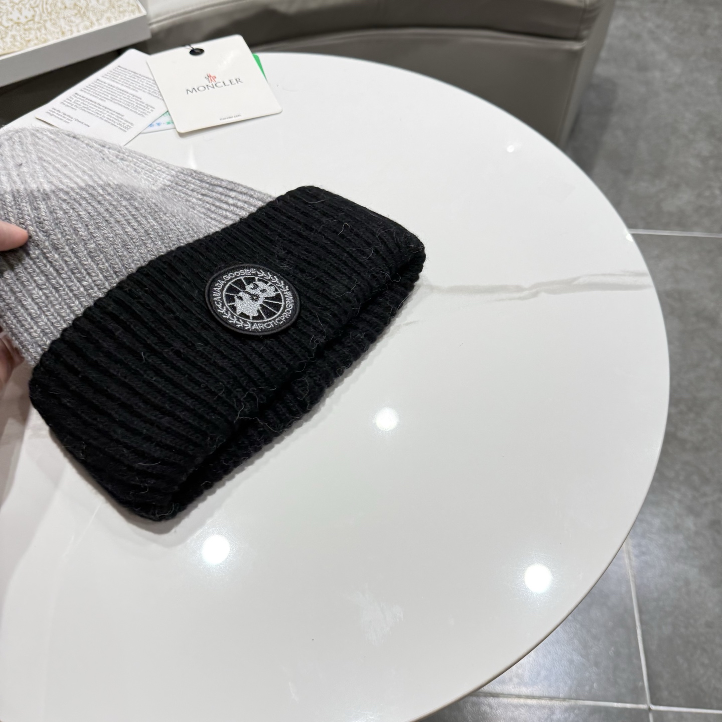 加拿大鹅。CANADA GOOSE 最新羊毛兔毛针织帽，官网原单复刻.非常柔软亲肤，弹性很好！有质感又非常百搭的款式~保