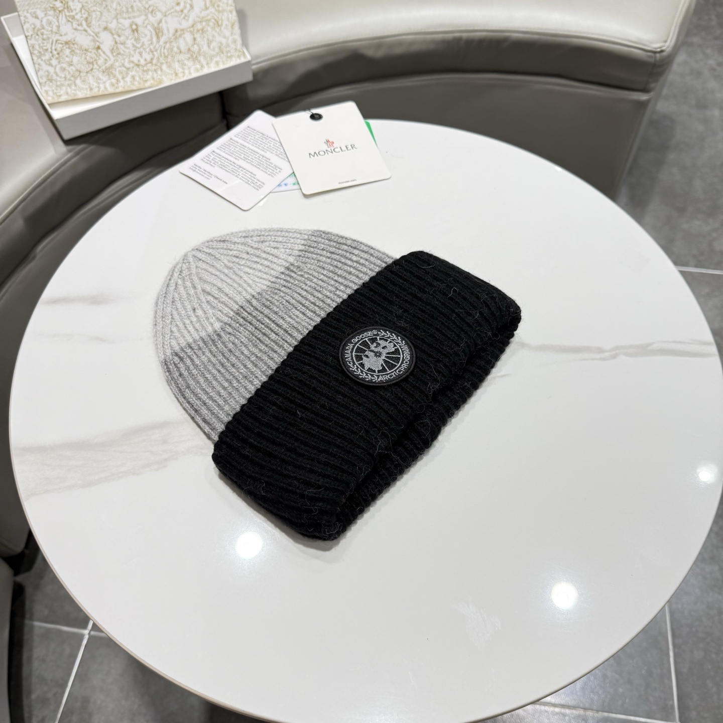 加拿大鹅。CANADA GOOSE 最新羊毛兔毛针织帽，官网原单复刻.非常柔软亲肤，弹性很好！有质感又非常百搭的款式~保