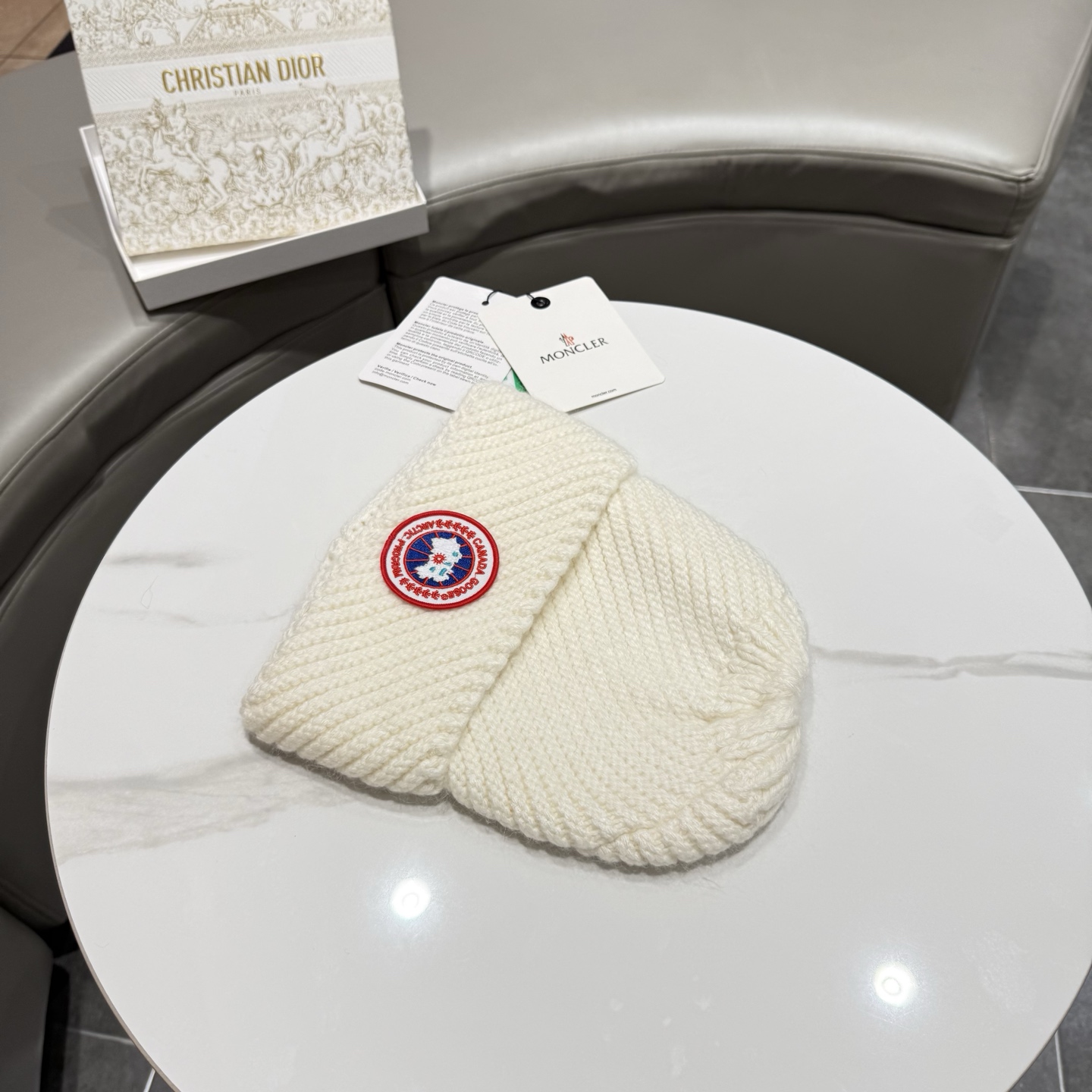 加拿大鹅。新款上架，面料：细毛线。密度紧致！毛线针织面料手感舒适透气性好！款式新颖别致！出街必备单品，减龄又时尚，非常大