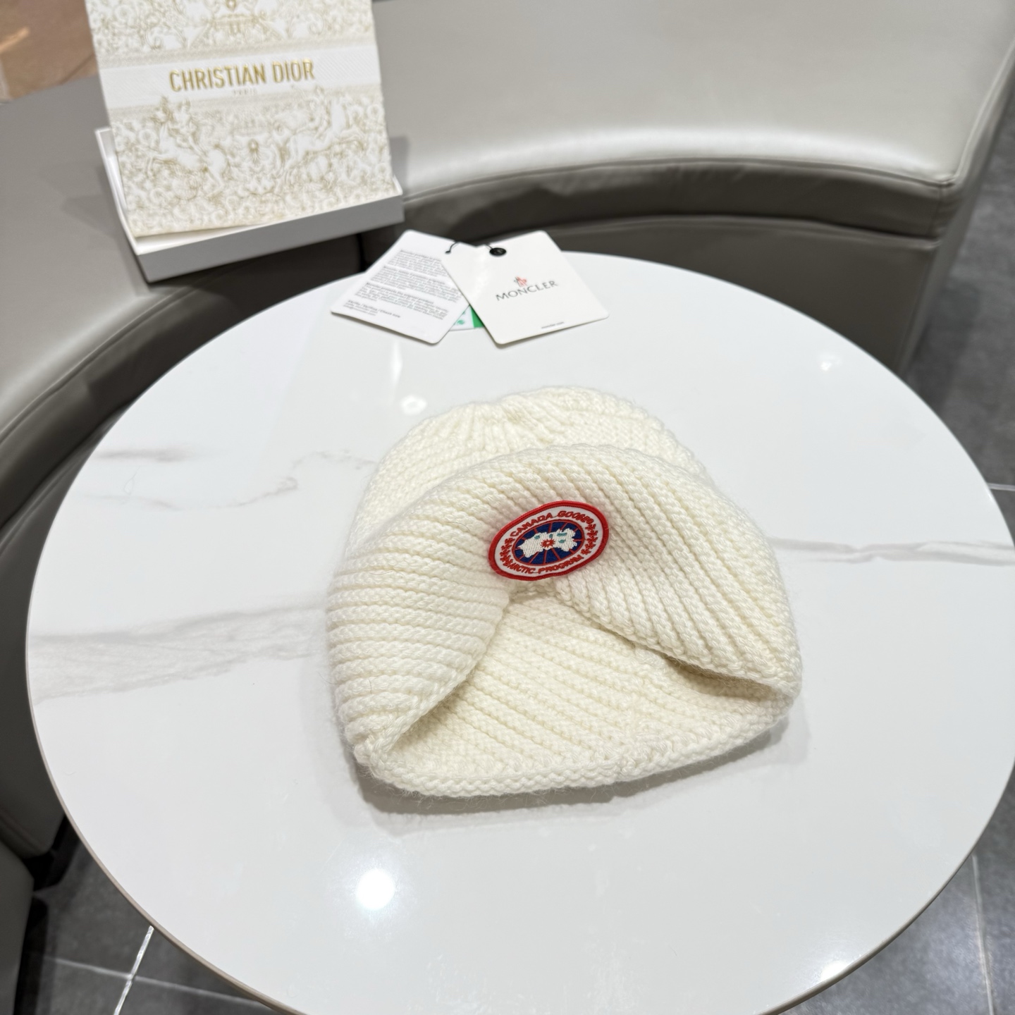 加拿大鹅。新款上架，面料：细毛线。密度紧致！毛线针织面料手感舒适透气性好！款式新颖别致！出街必备单品，减龄又时尚，非常大
