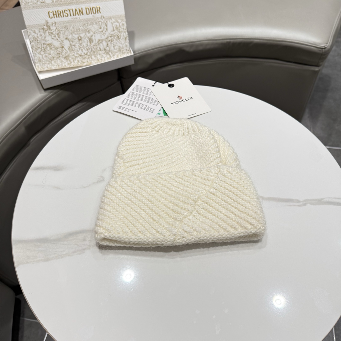 加拿大鹅。新款上架，面料：细毛线。密度紧致！毛线针织面料手感舒适透气性好！款式新颖别致！出街必备单品，减龄又时尚，非常大