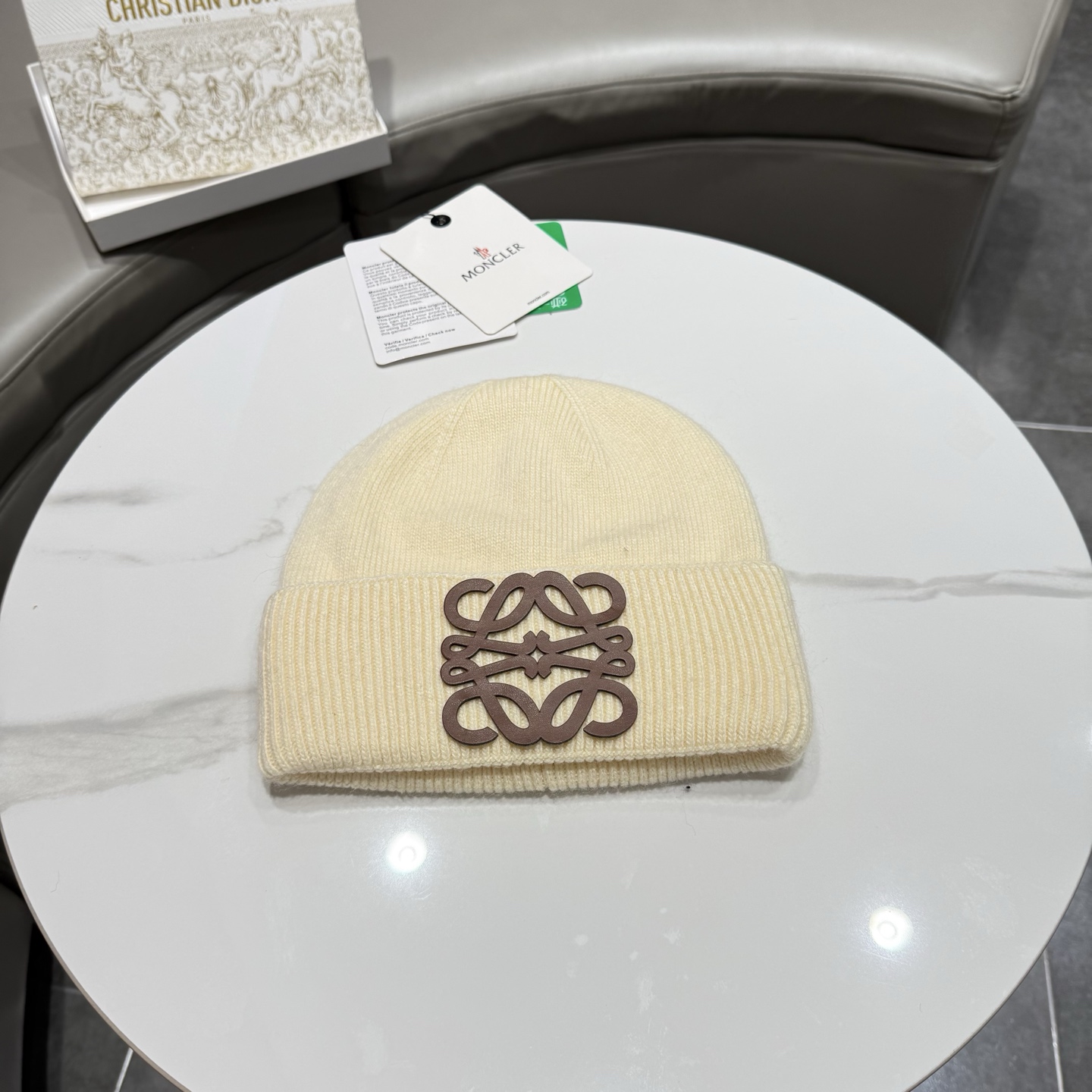 罗意威 LOEWE毛线帽 新款羊毛原版原标设计,质感超好,外部线条定位标准,做工精细,简约大气低价走量! 罗意威 LOEWE毛线帽 新款羊毛原版原标设计,质感超好,外部线条定位标准,做工精细,简约大气低价走量!
