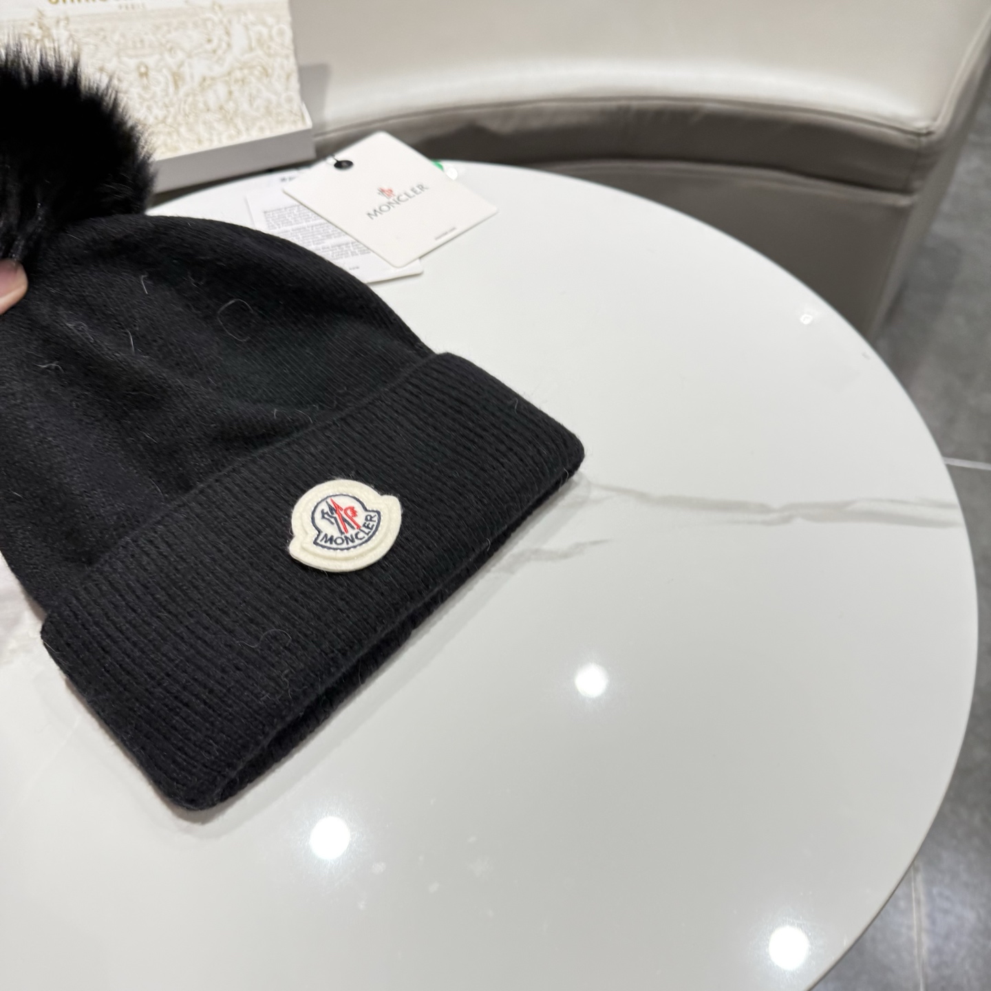 蒙口。经典蒙口布标毛线帽！小姐姐的冬日最爱～随便搭配什么衣服都好看！又减龄又显可爱的一款～颜色很多，随心百搭～毛球配的是