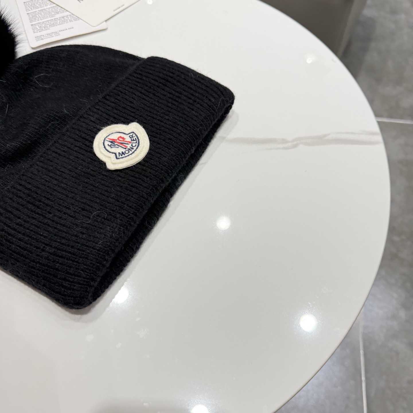 蒙口。经典蒙口布标毛线帽！小姐姐的冬日最爱～随便搭配什么衣服都好看！又减龄又显可爱的一款～颜色很多，随心百搭～毛球配的是