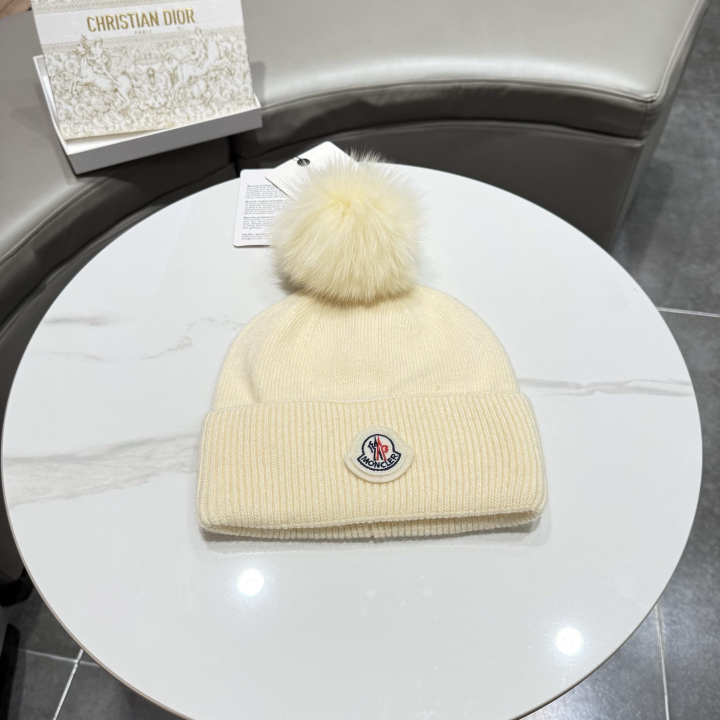 蒙口。经典蒙口布标毛线帽!小姐姐的冬日最爱~随便搭配什么衣服都好看!又减龄又显可爱的一款~颜色很多,随心百搭~毛球配的是 蒙口。经典蒙口布标毛线帽!小姐姐的冬日最爱~随便搭配什么衣服都好看!又减龄又显可爱的一款~颜色很多,随心百搭~毛球配的是
