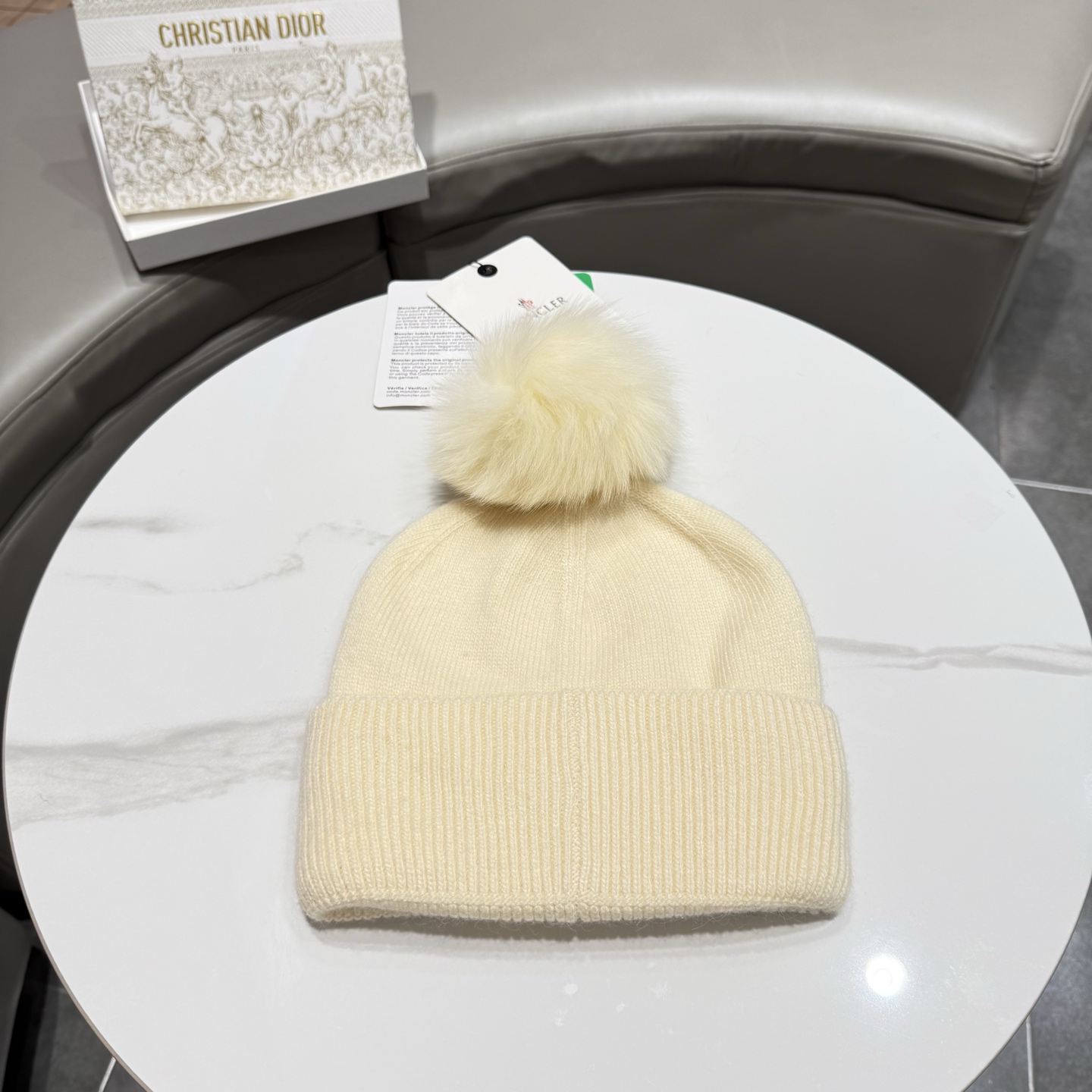 蒙口。经典蒙口布标毛线帽！小姐姐的冬日最爱～随便搭配什么衣服都好看！又减龄又显可爱的一款～颜色很多，随心百搭～毛球配的是