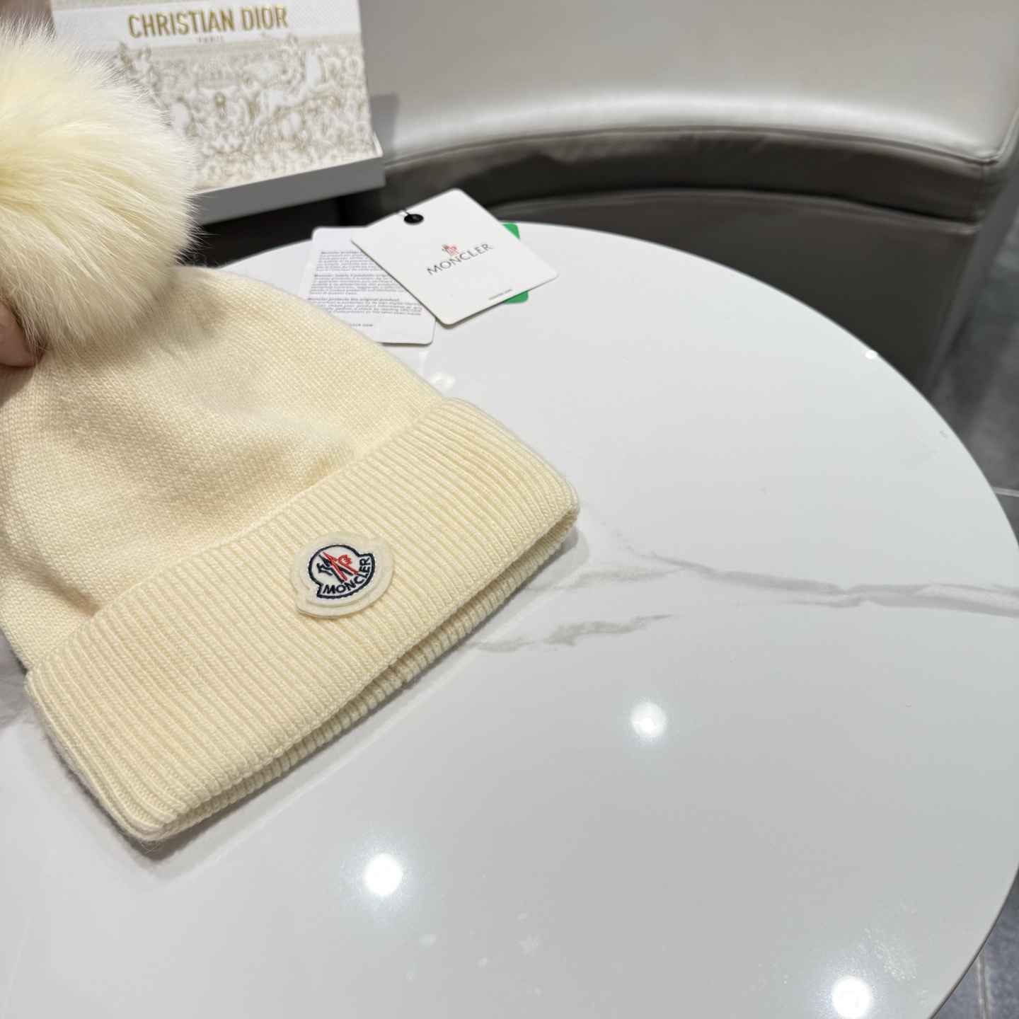 蒙口。经典蒙口布标毛线帽！小姐姐的冬日最爱～随便搭配什么衣服都好看！又减龄又显可爱的一款～颜色很多，随心百搭～毛球配的是